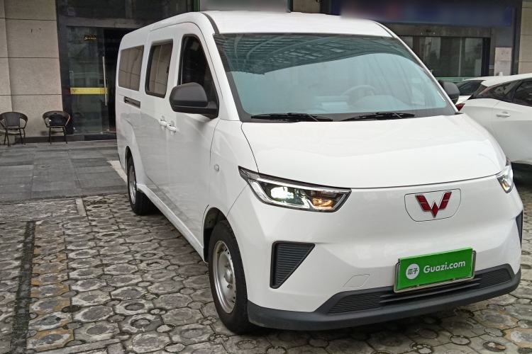 Used Wuling Yangguang 2024 300km Comfort-Grade Passenger Van 60kW
