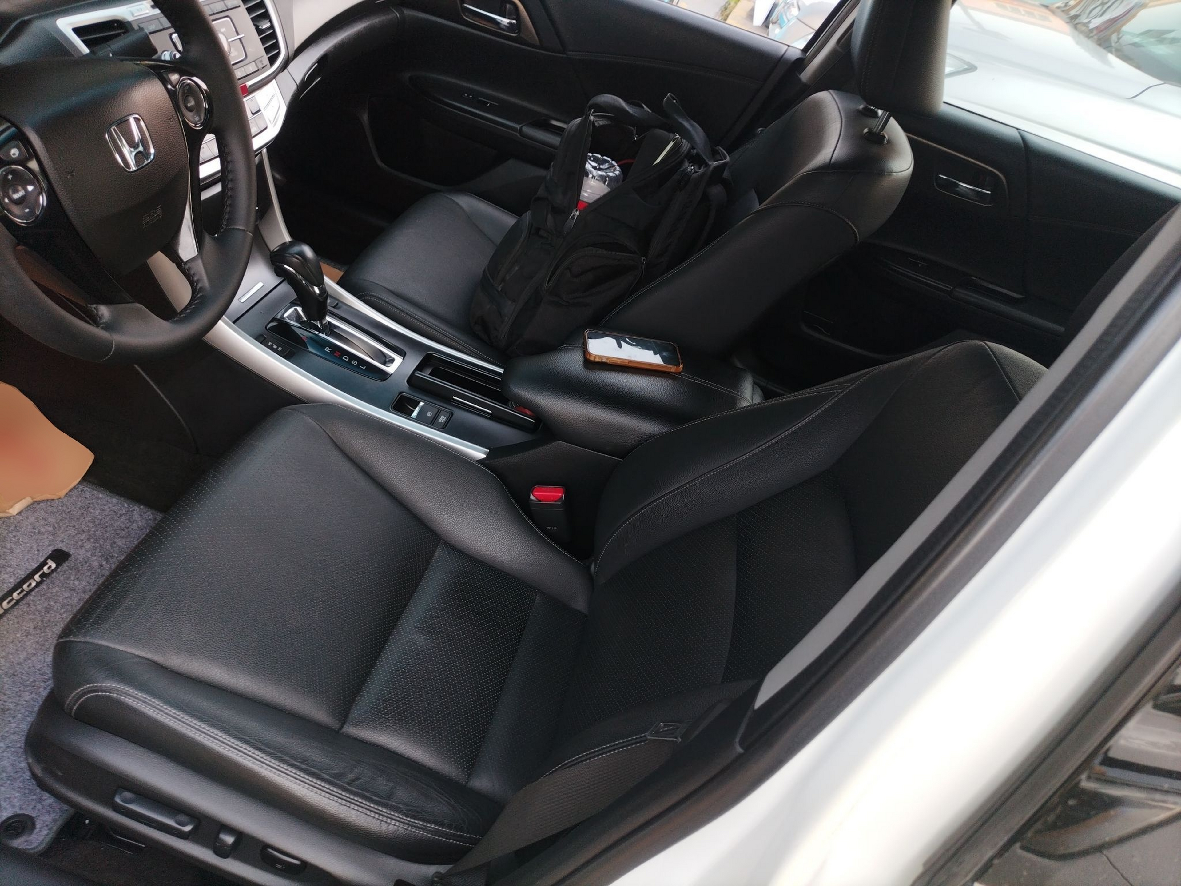 Переднее сиденье в автомобиле