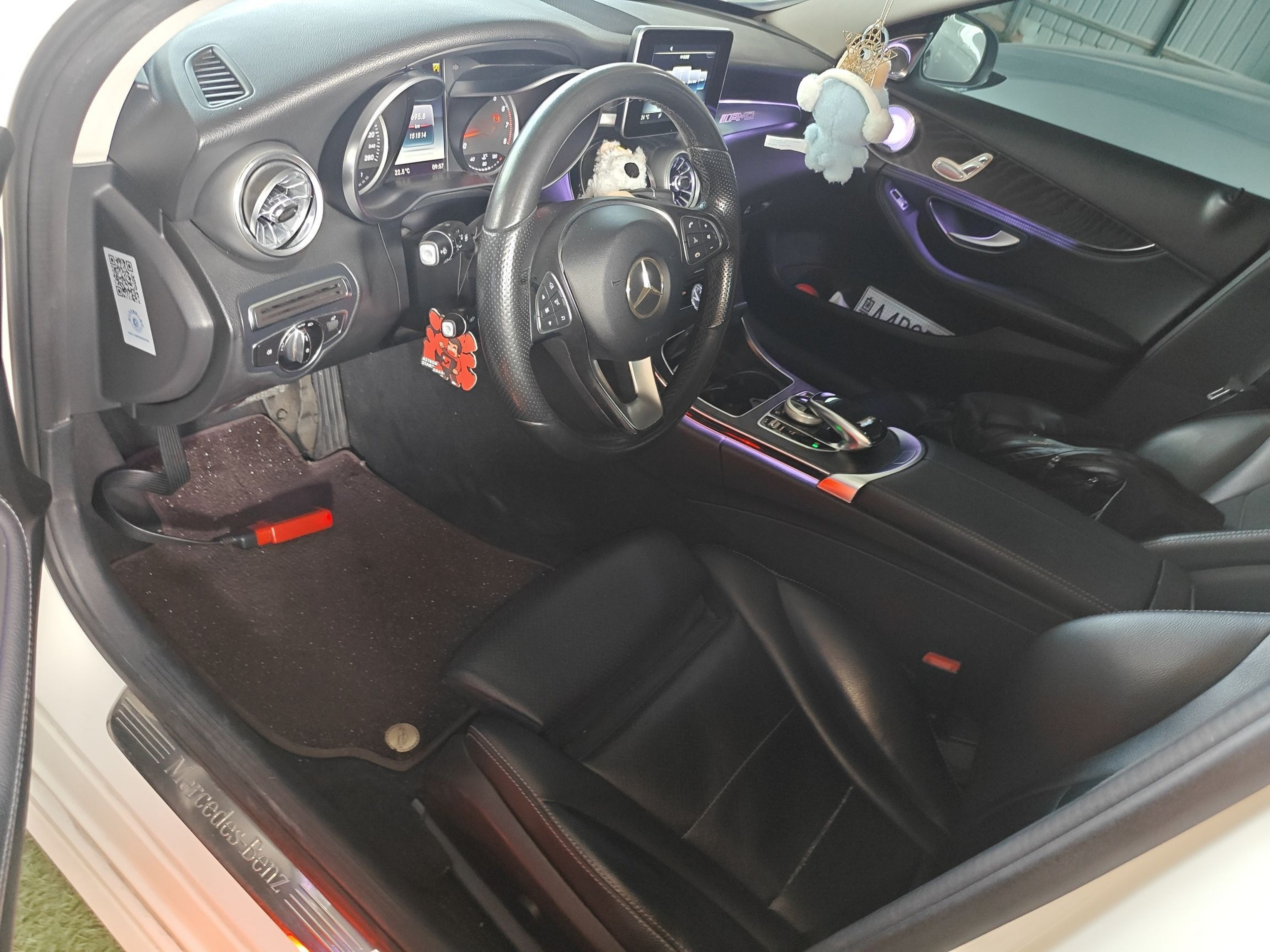 المقاعد الأمامية داخل السيارة