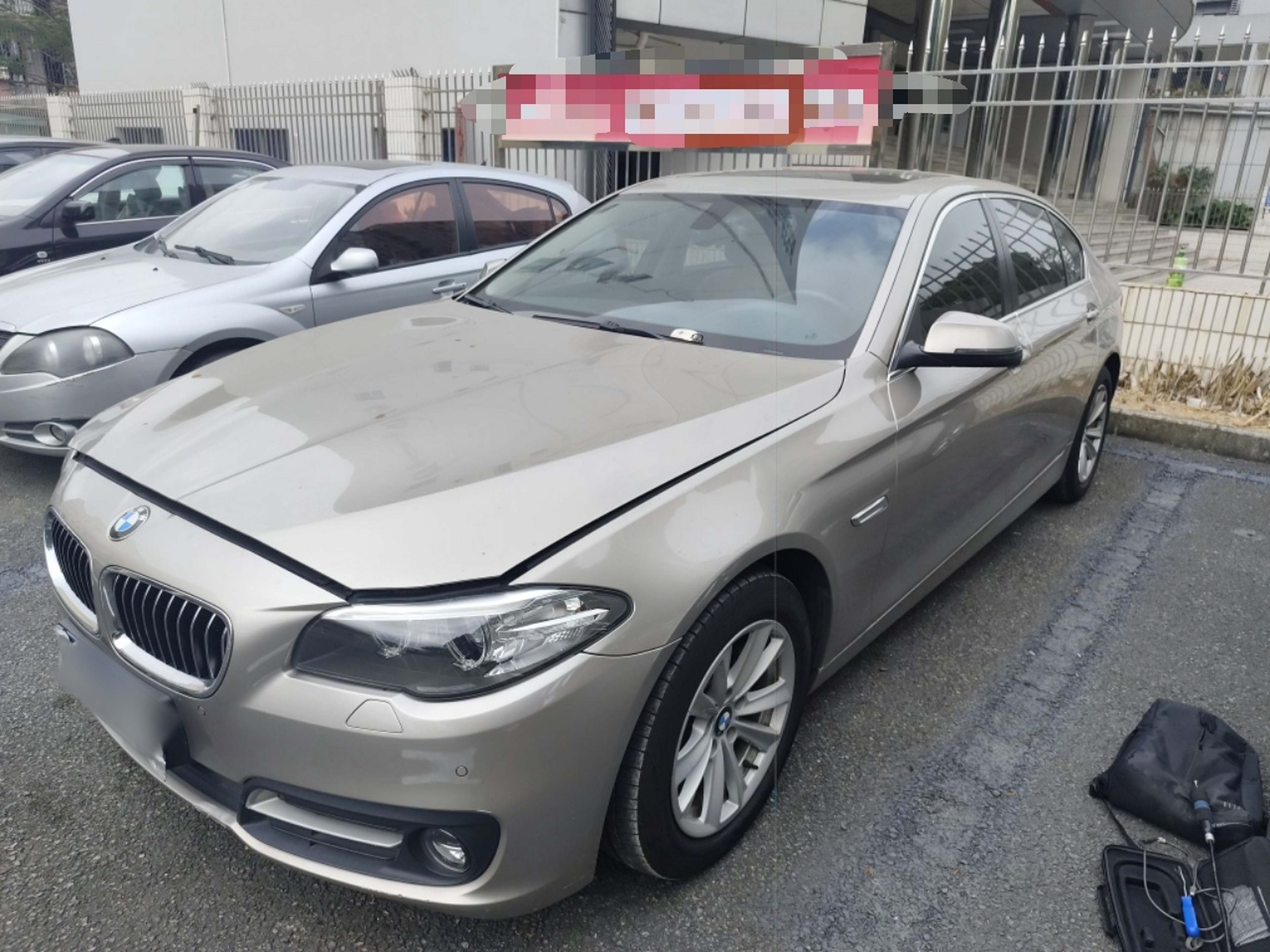 تحت مقدمة السيارة