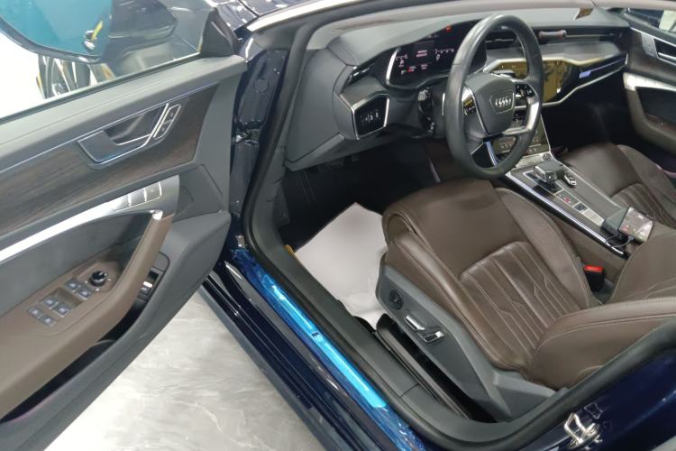 Used Audi A7L 2022 55 TFSI quattro S-line Zhiyuan Crystal Flow Package
