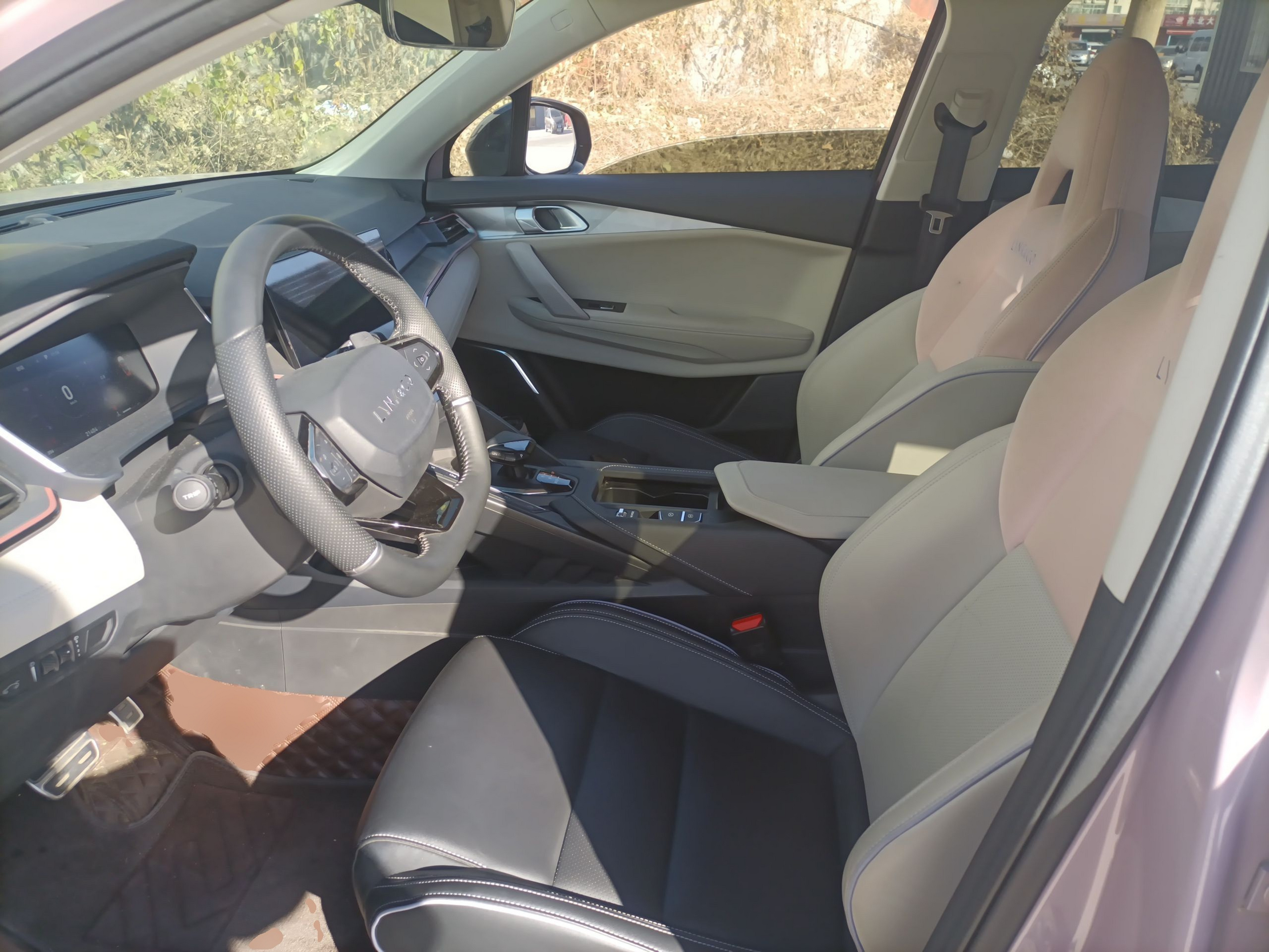 المقاعد الأمامية داخل السيارة