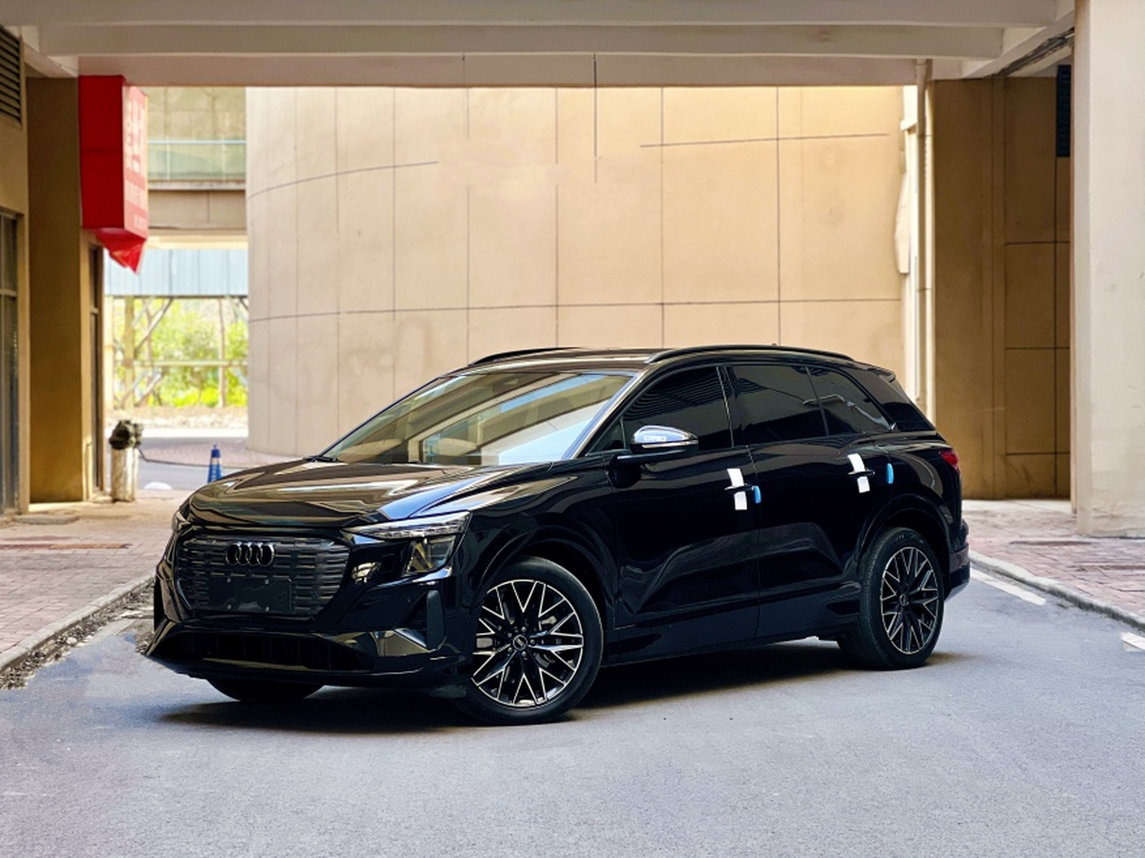 Под передней частью автомобиля