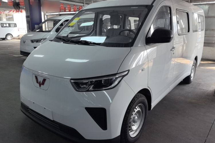 Used Wuling Yangguang 2024 300KM Comfort Version Passenger Van 75kW