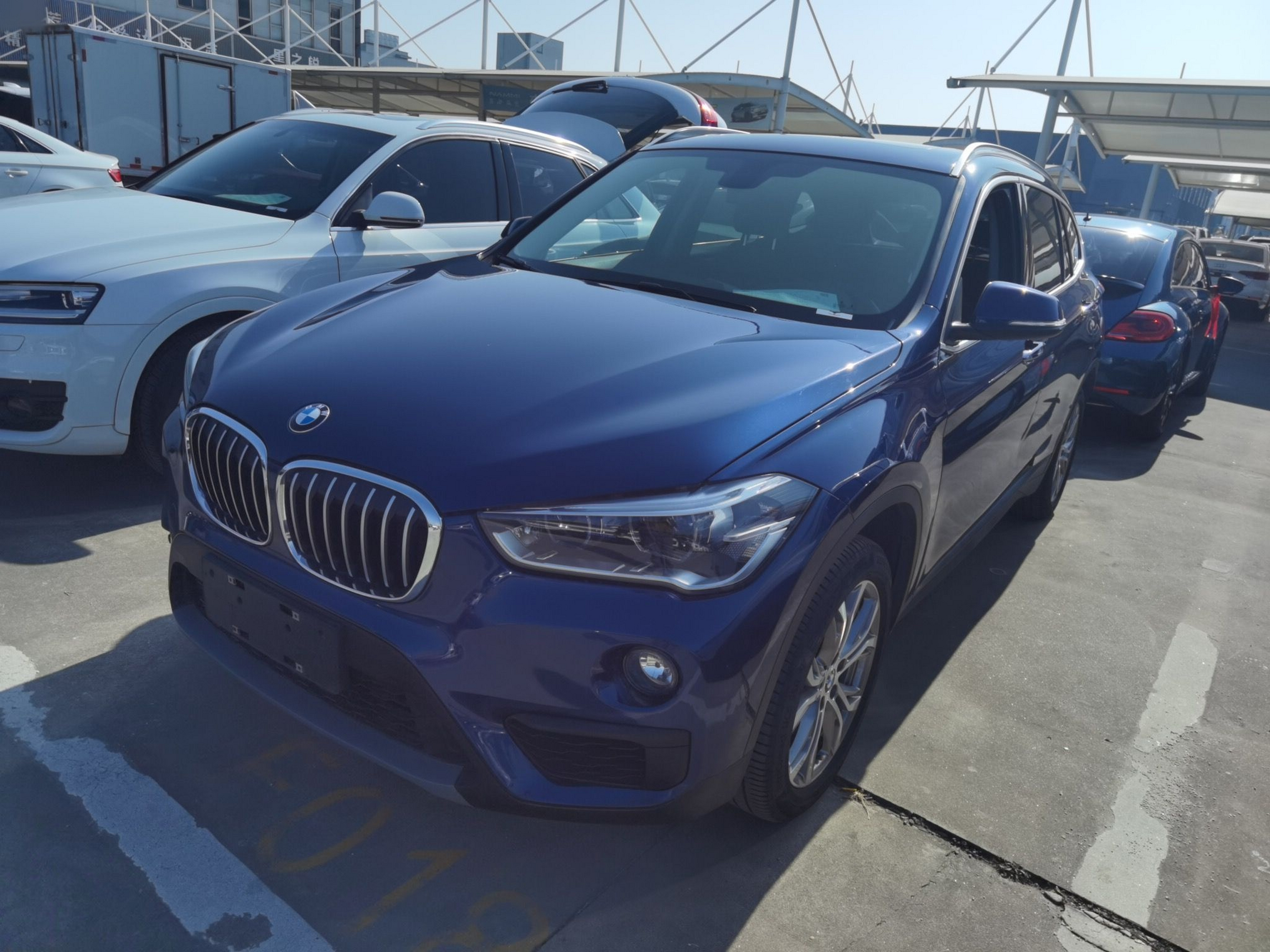 Под передней частью автомобиля