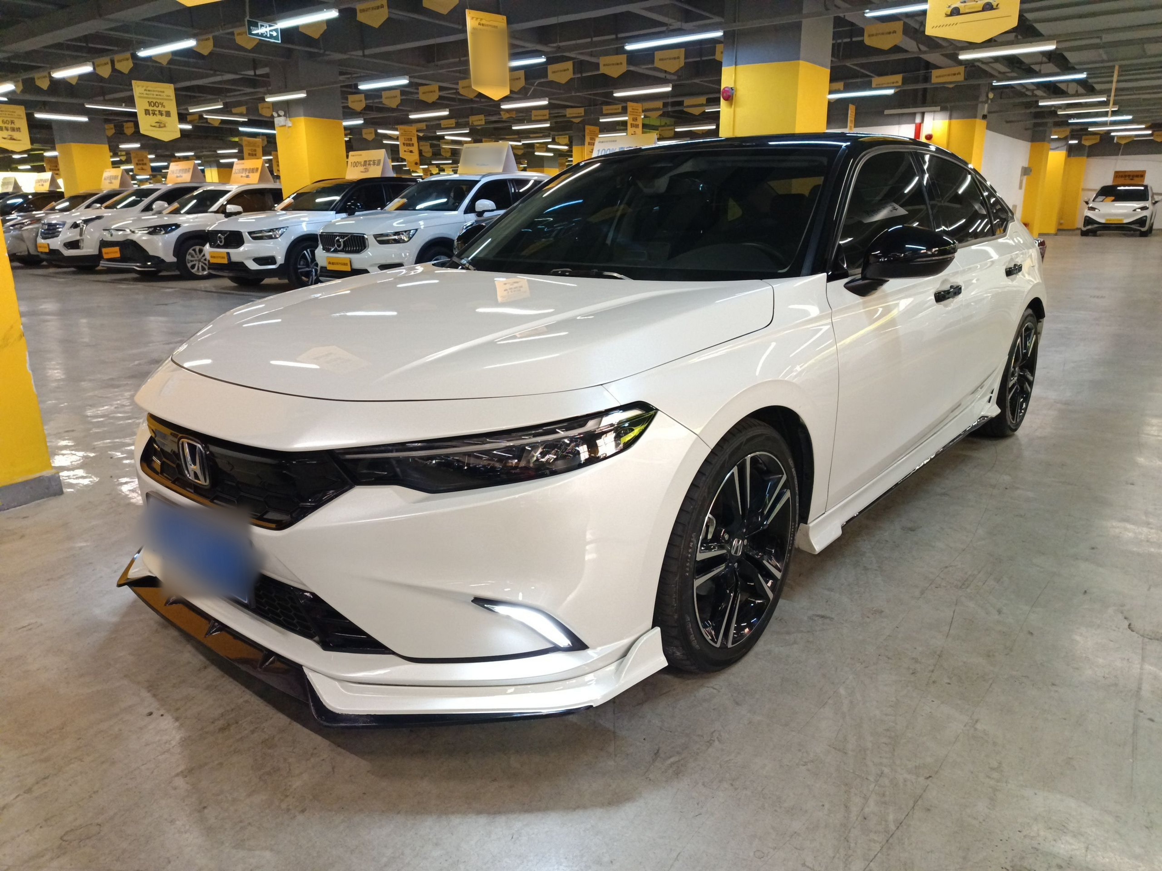 Под передней частью автомобиля