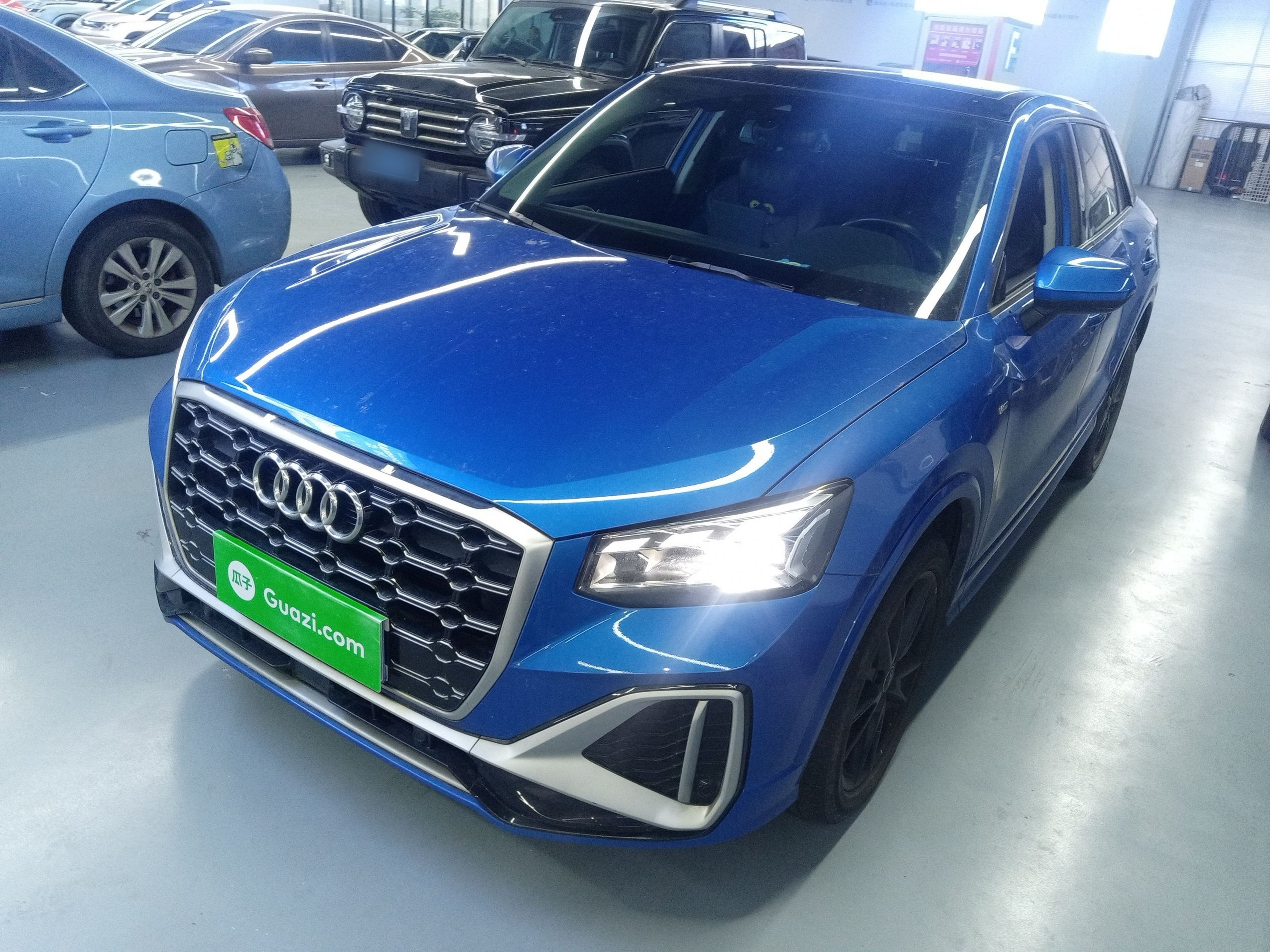 تحت مقدمة السيارة