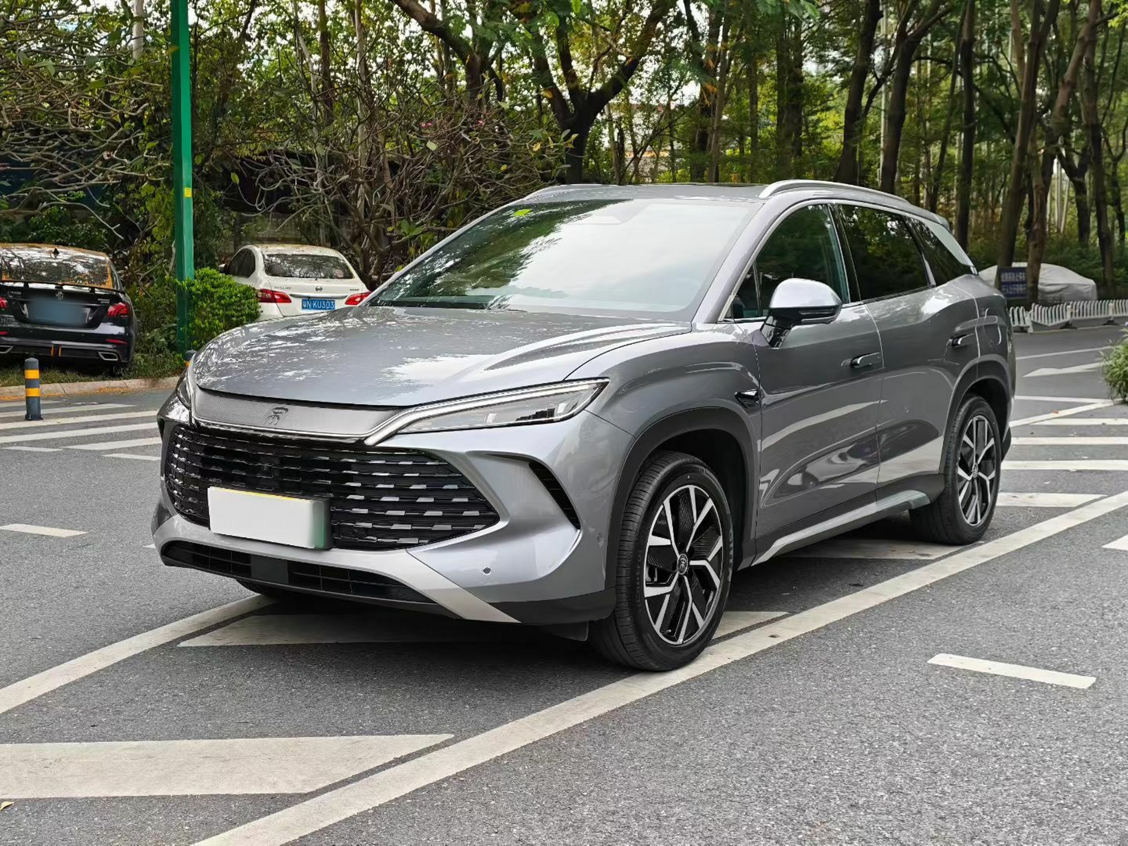 Под передней частью автомобиля