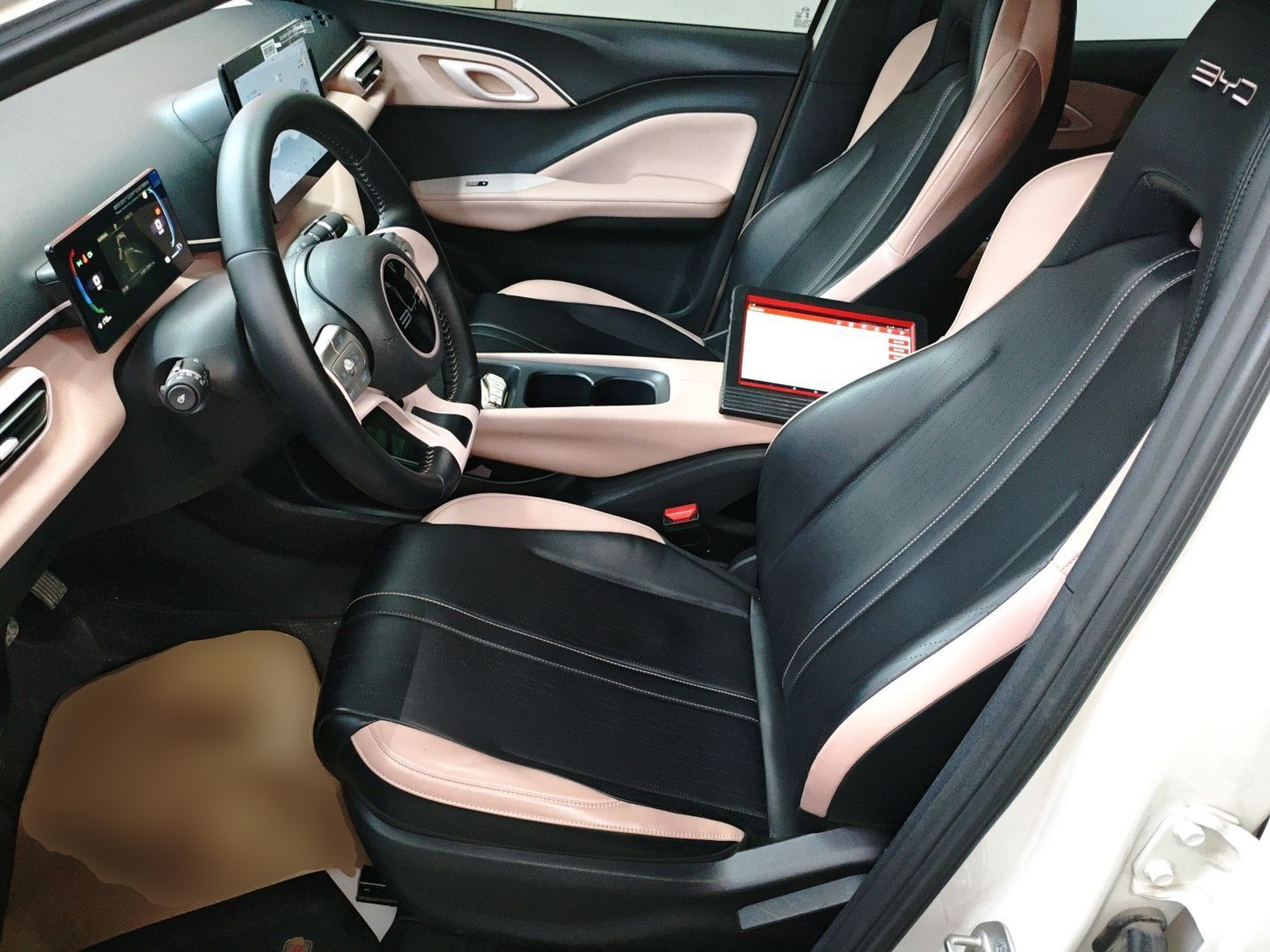 المقاعد الأمامية داخل السيارة