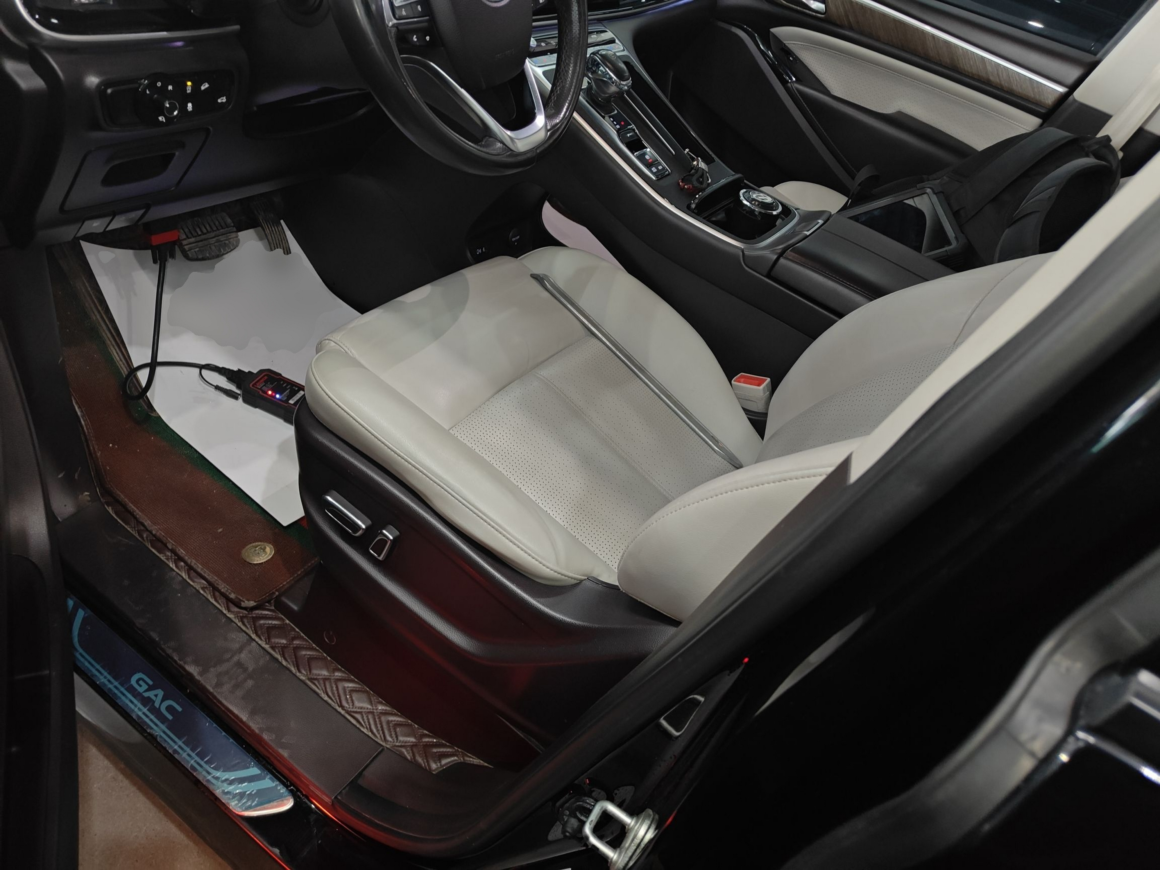 Переднее сиденье в автомобиле