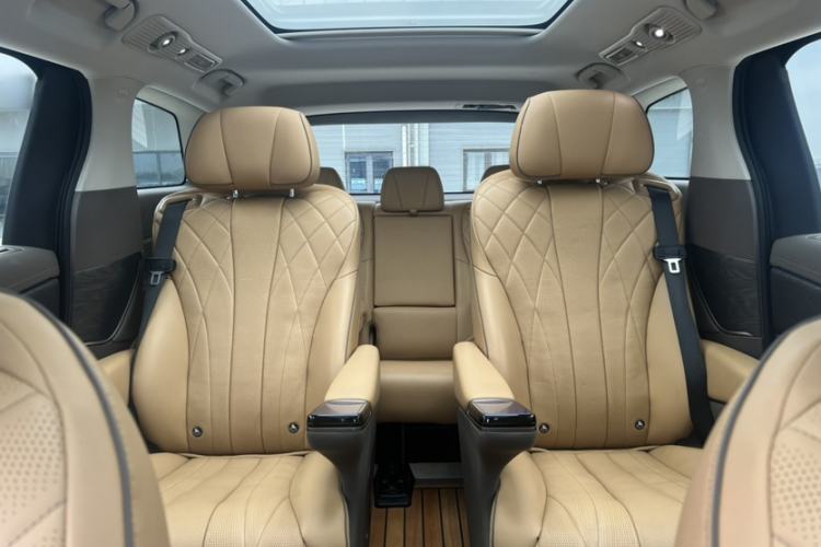 Used Denza D9 2022 DM-i 1040 Prestige Model
