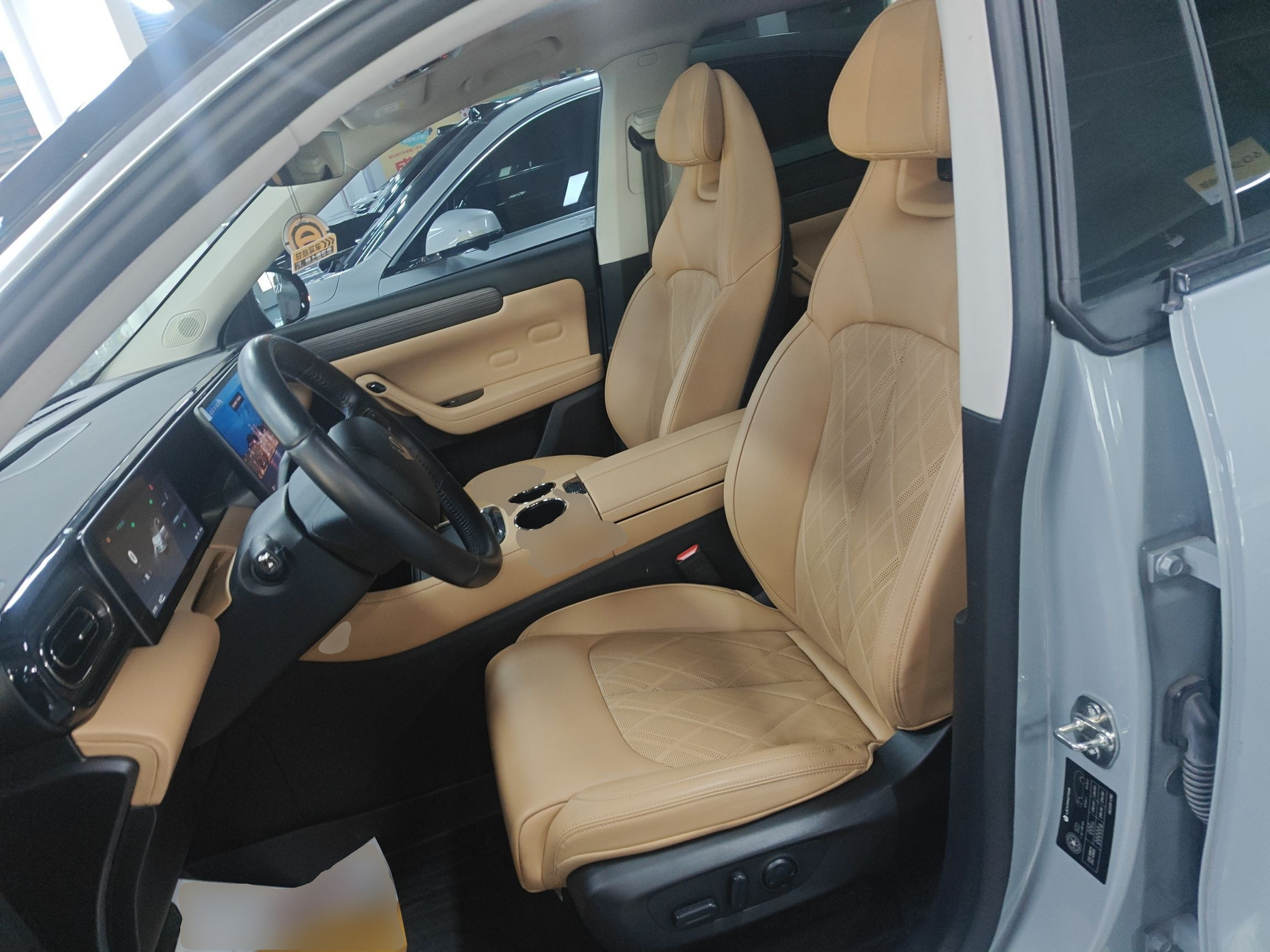 المقاعد الأمامية داخل السيارة