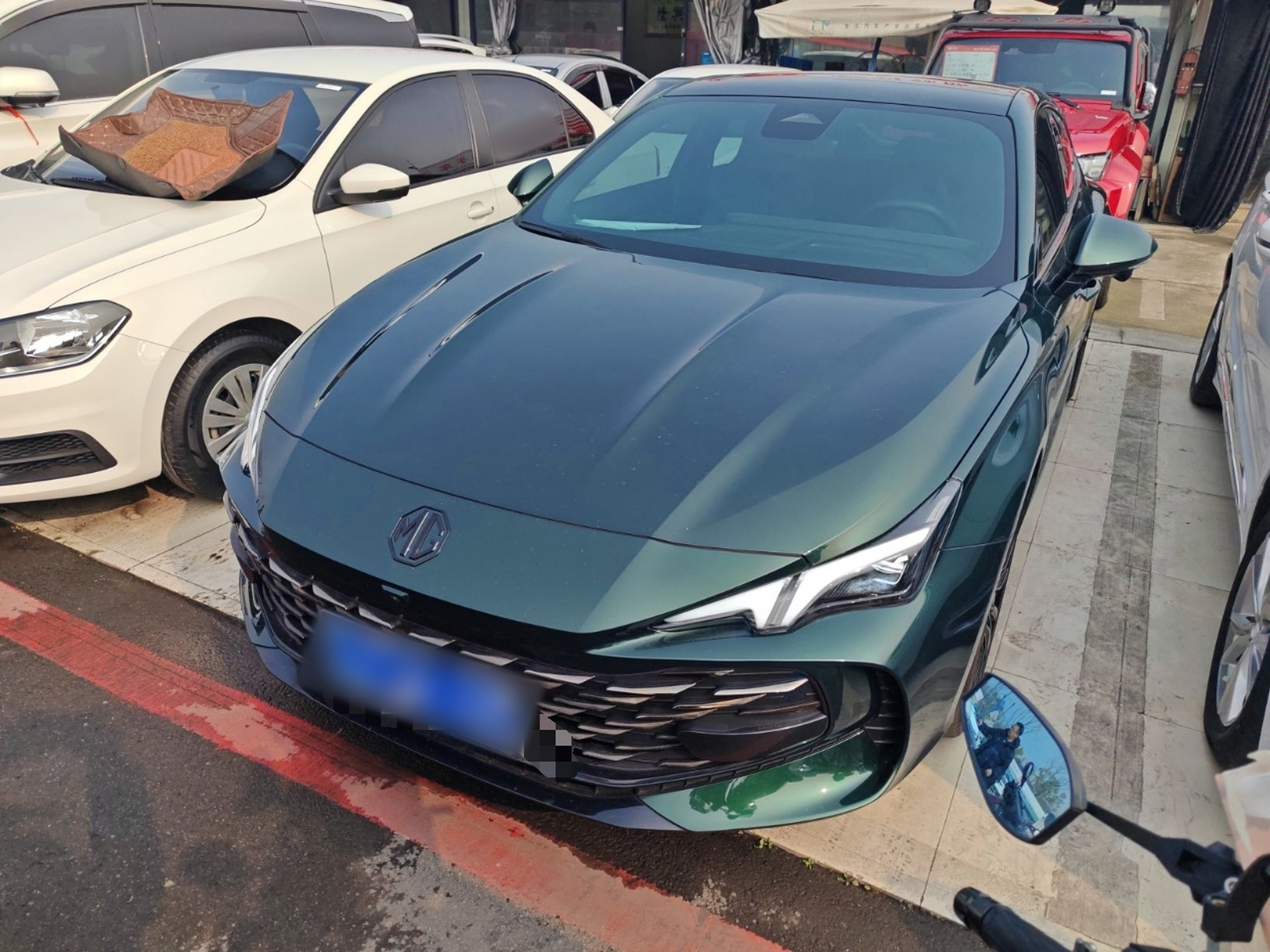 تحت مقدمة السيارة