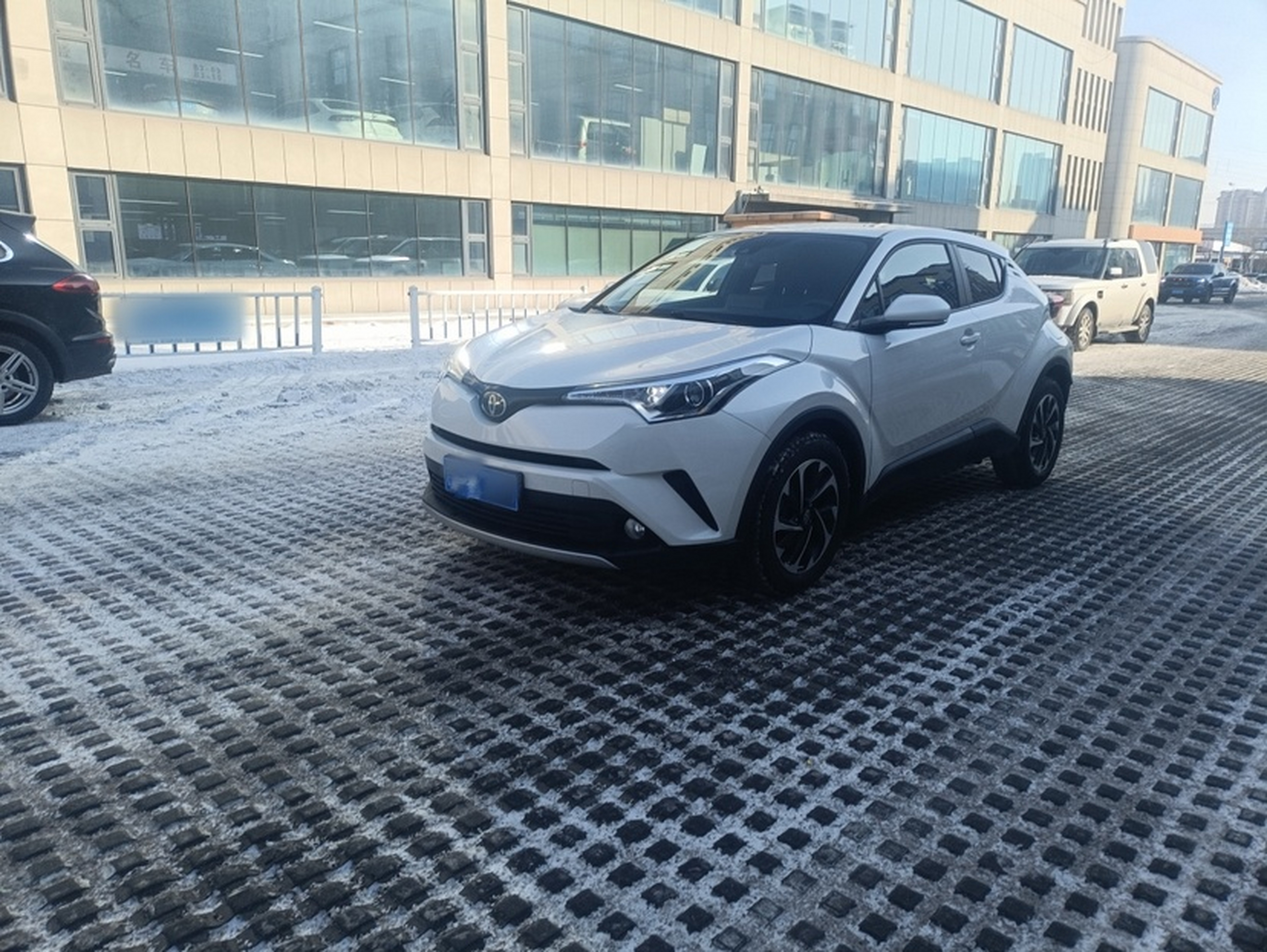 تحت مقدمة السيارة