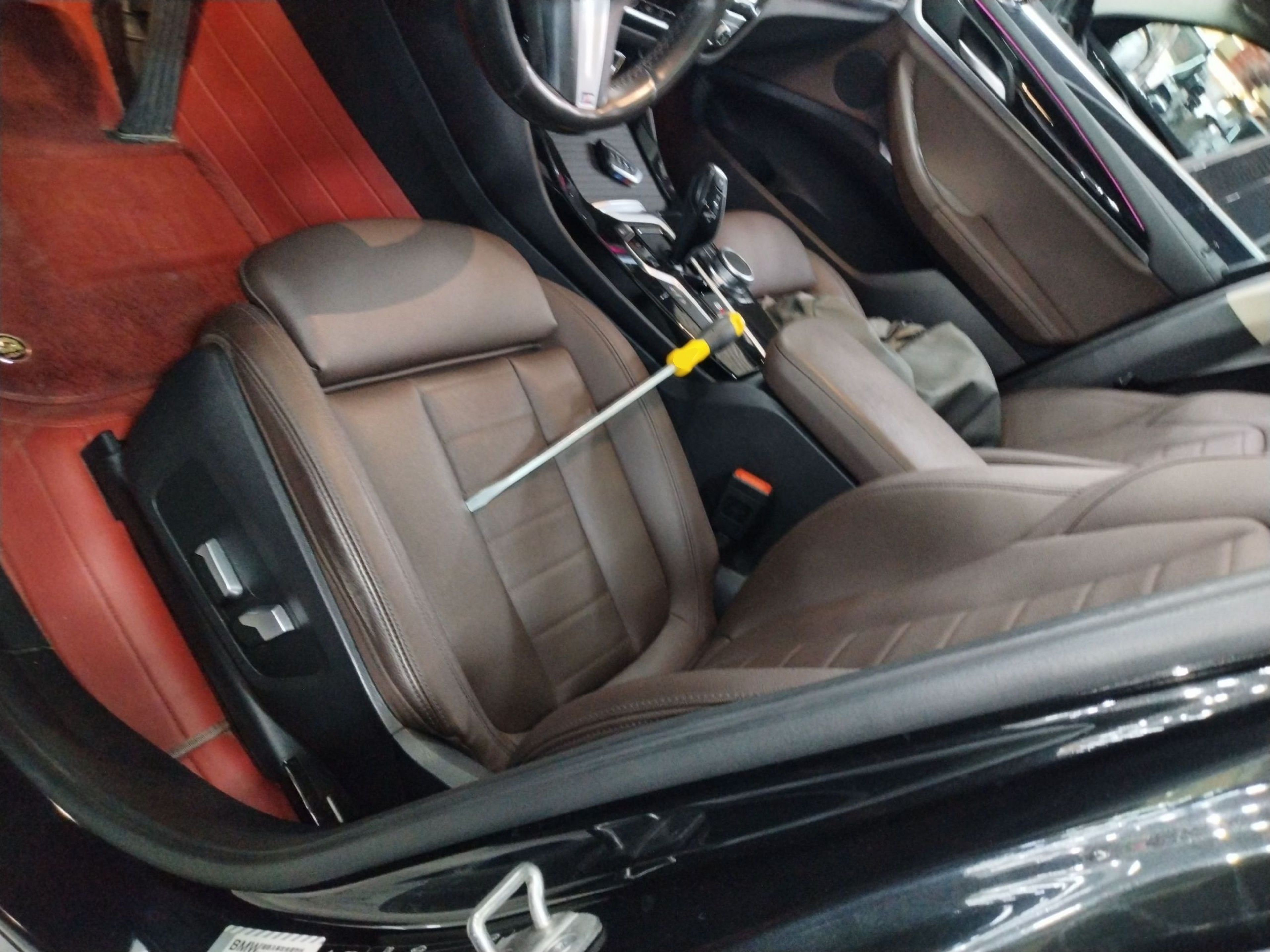 Переднее сиденье в автомобиле