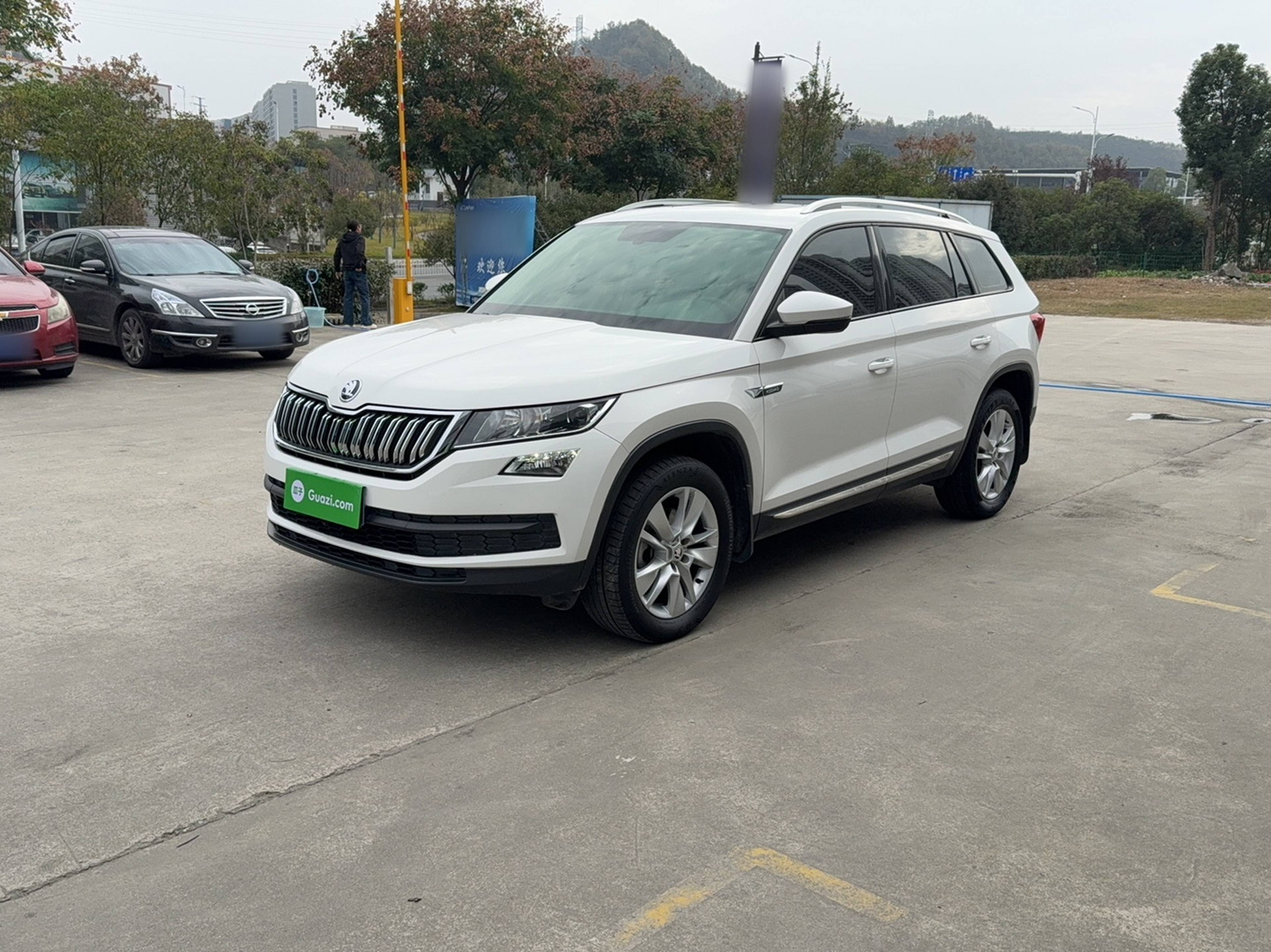 تحت مقدمة السيارة