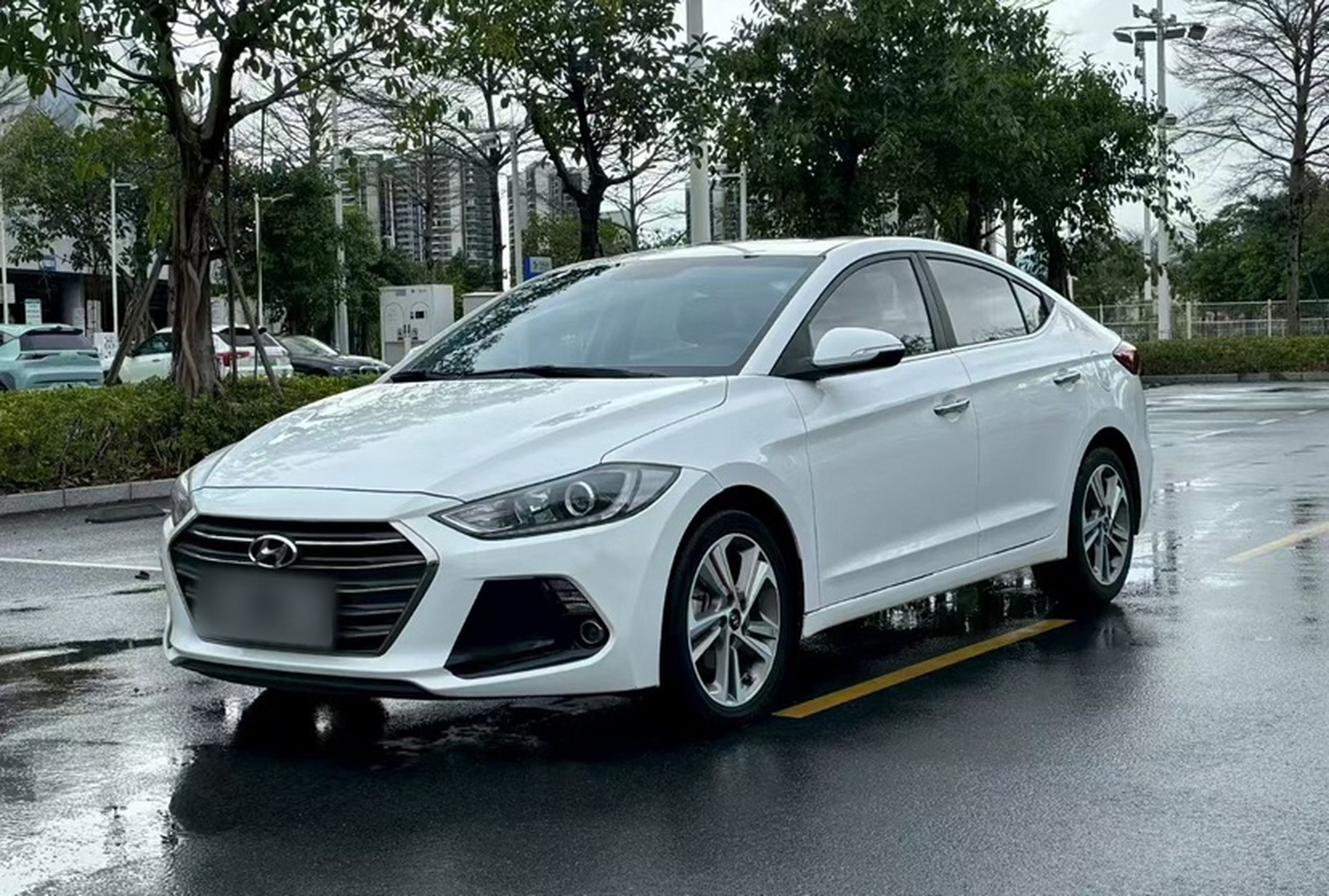 Под передней частью автомобиля