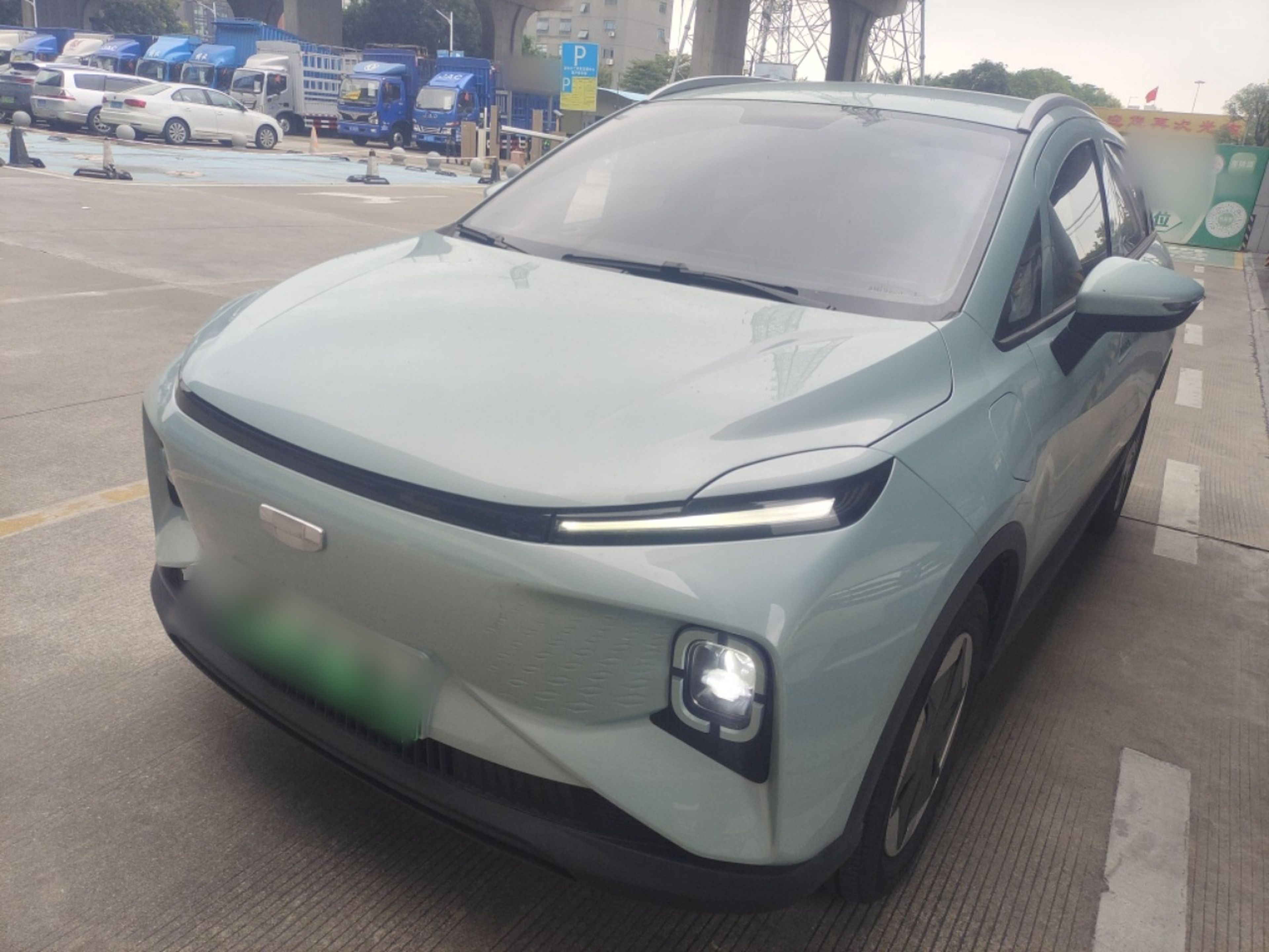 تحت مقدمة السيارة