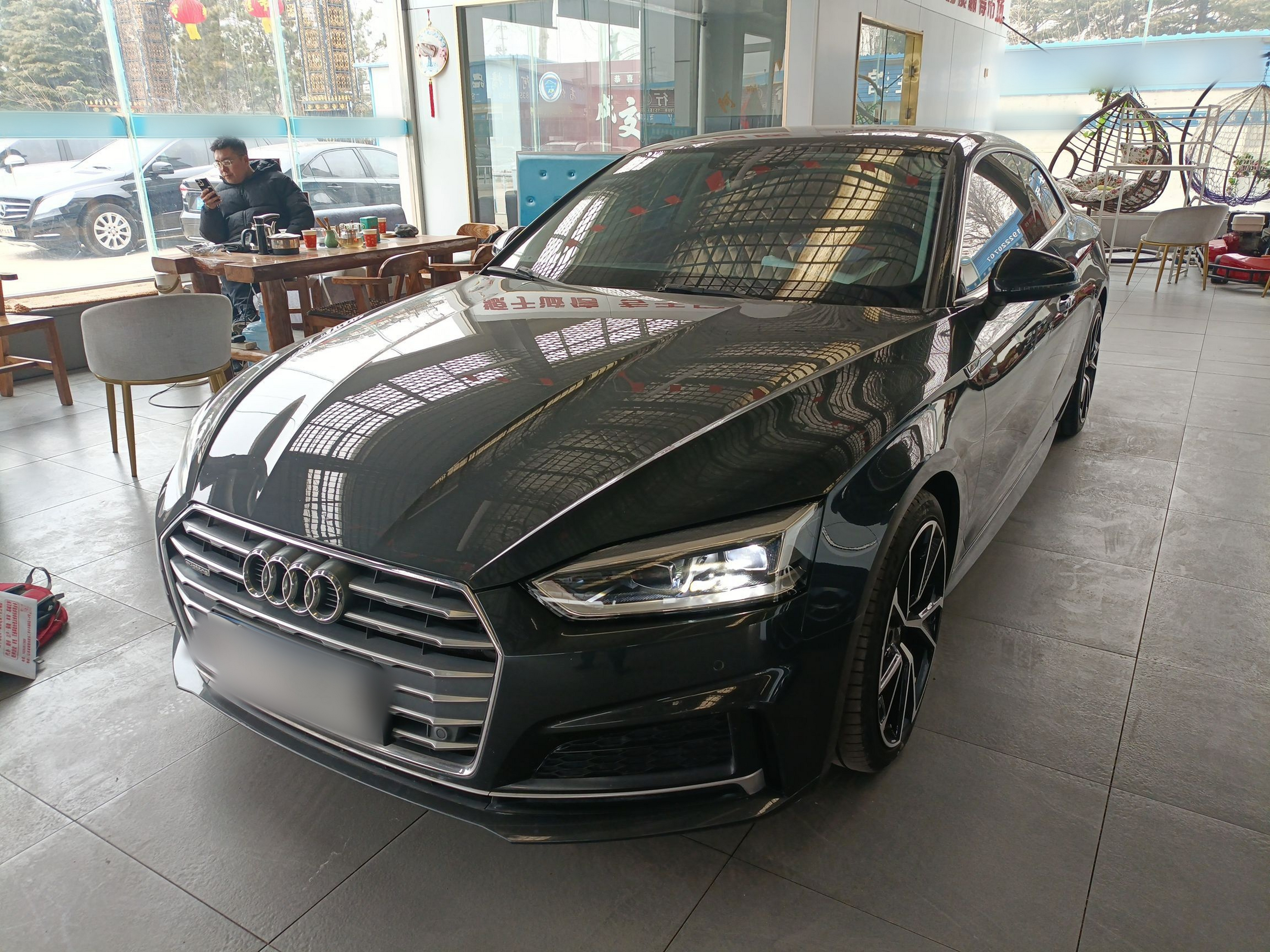 تحت مقدمة السيارة