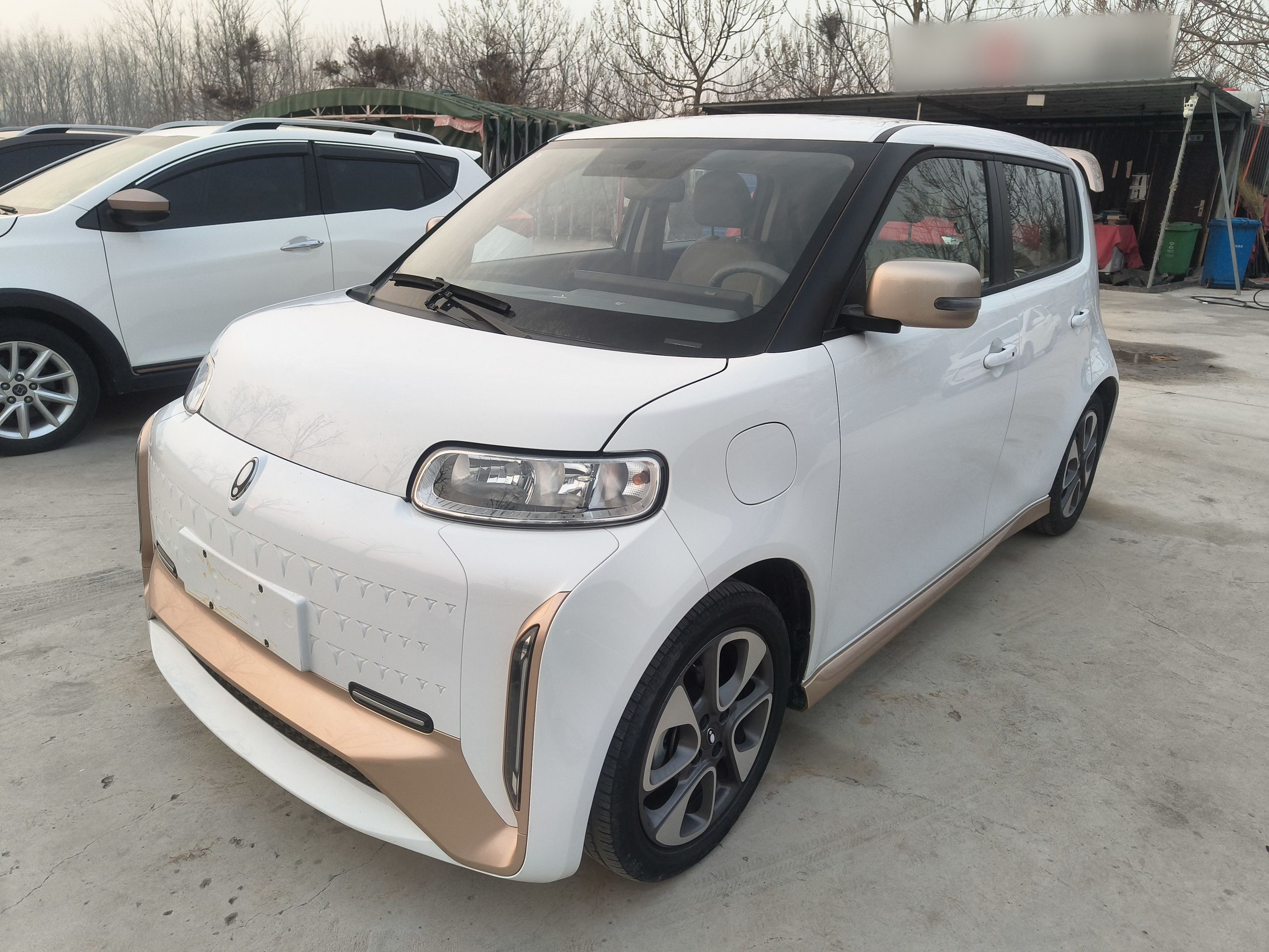 Под передней частью автомобиля