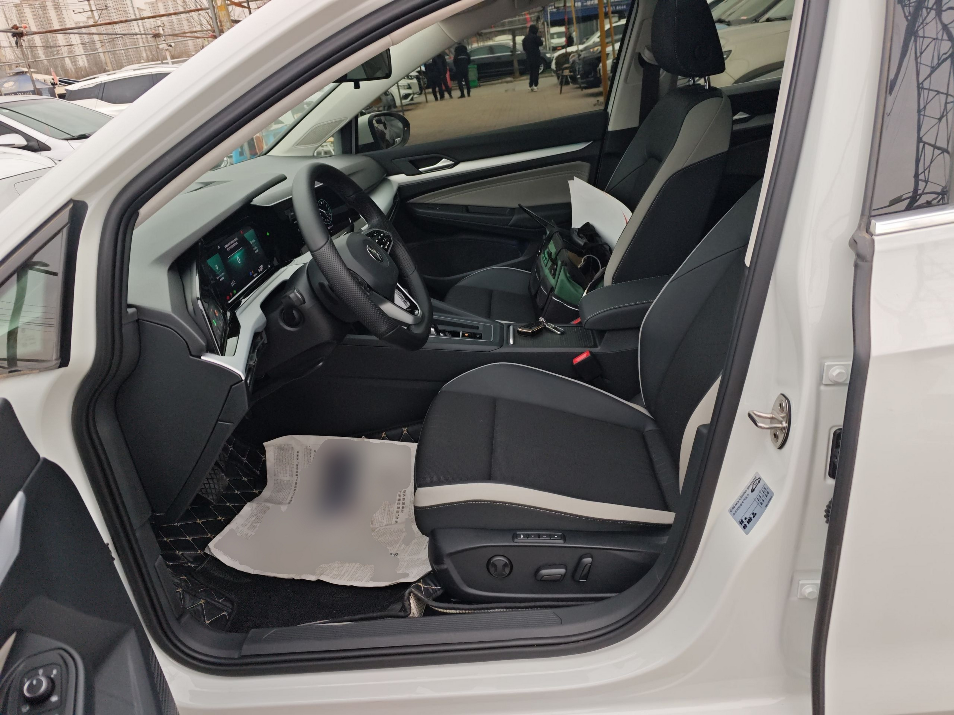 Переднее сиденье в автомобиле