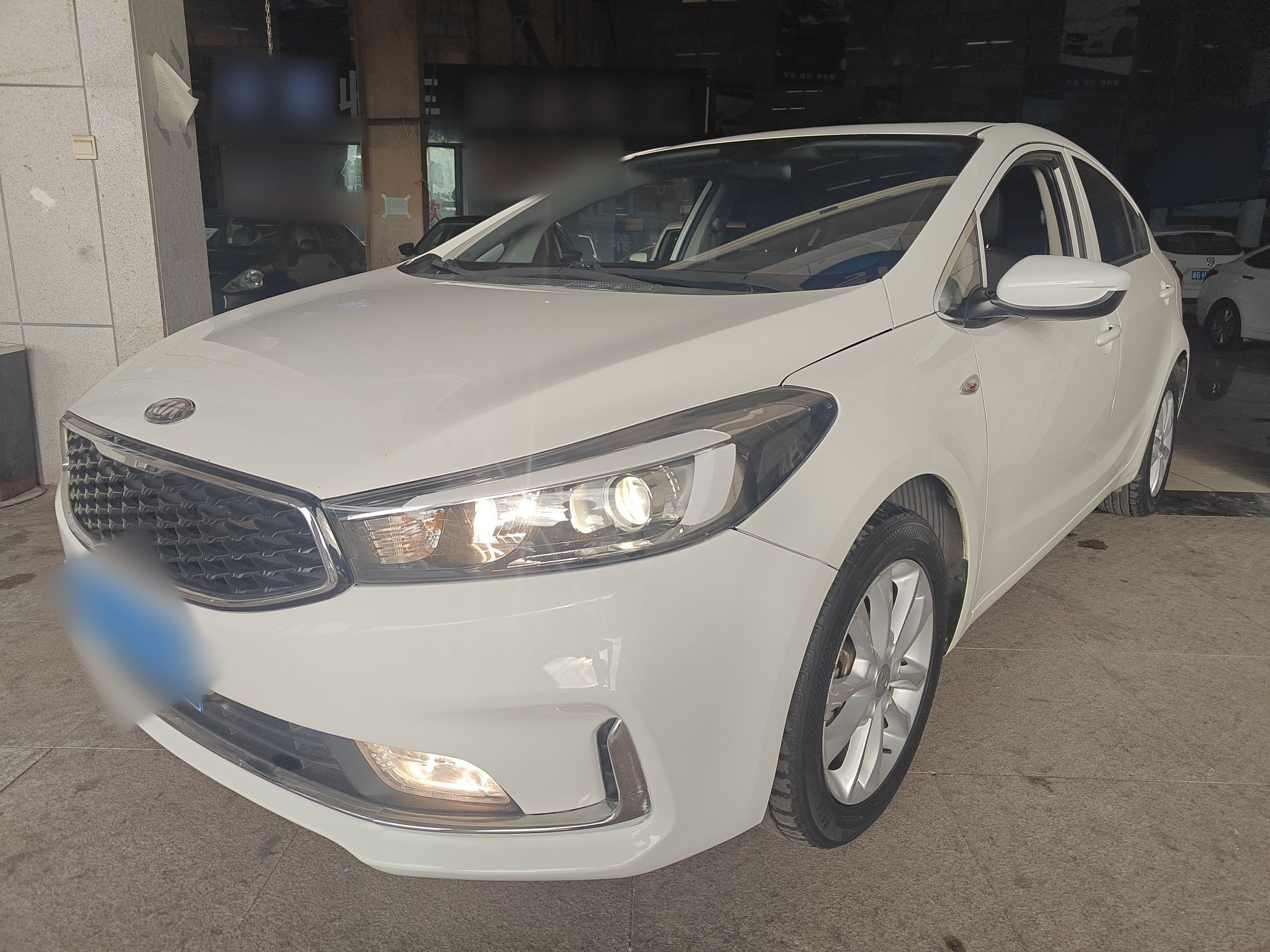 Под передней частью автомобиля