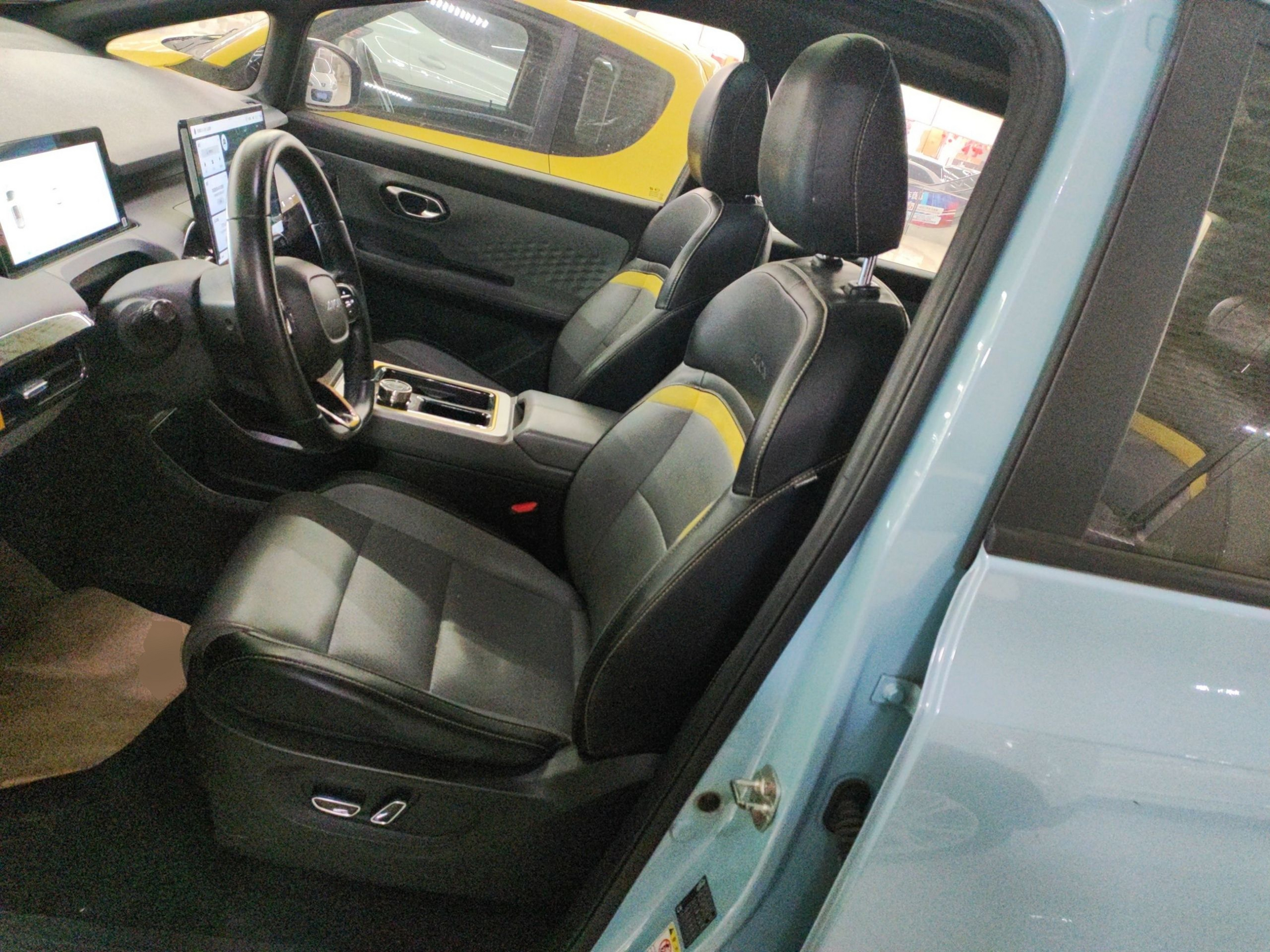 Переднее сиденье в автомобиле