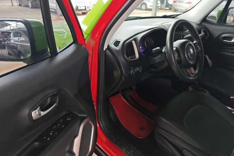 Used  Renegade 2018 Connected Large Screen Version 180T Automatic High-Energy Edition
