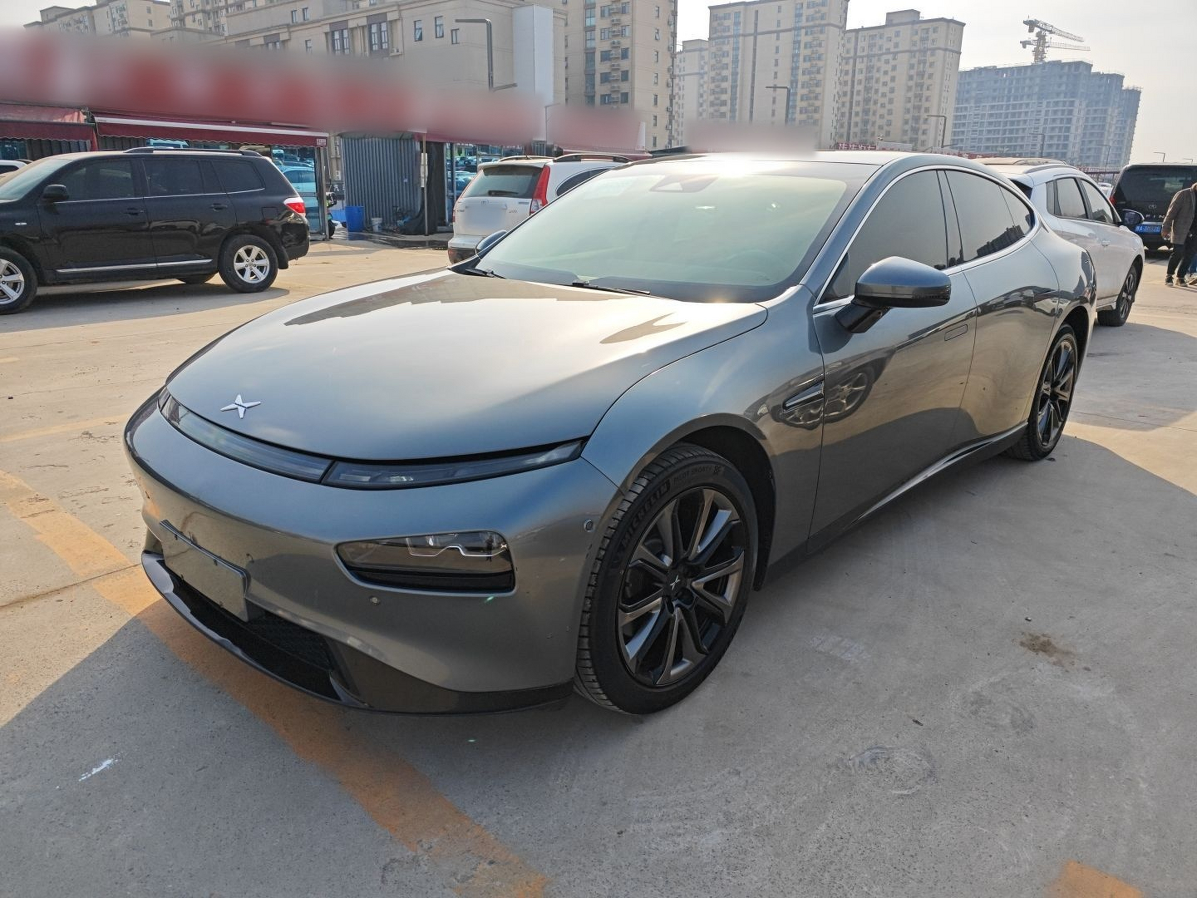 Под передней частью автомобиля