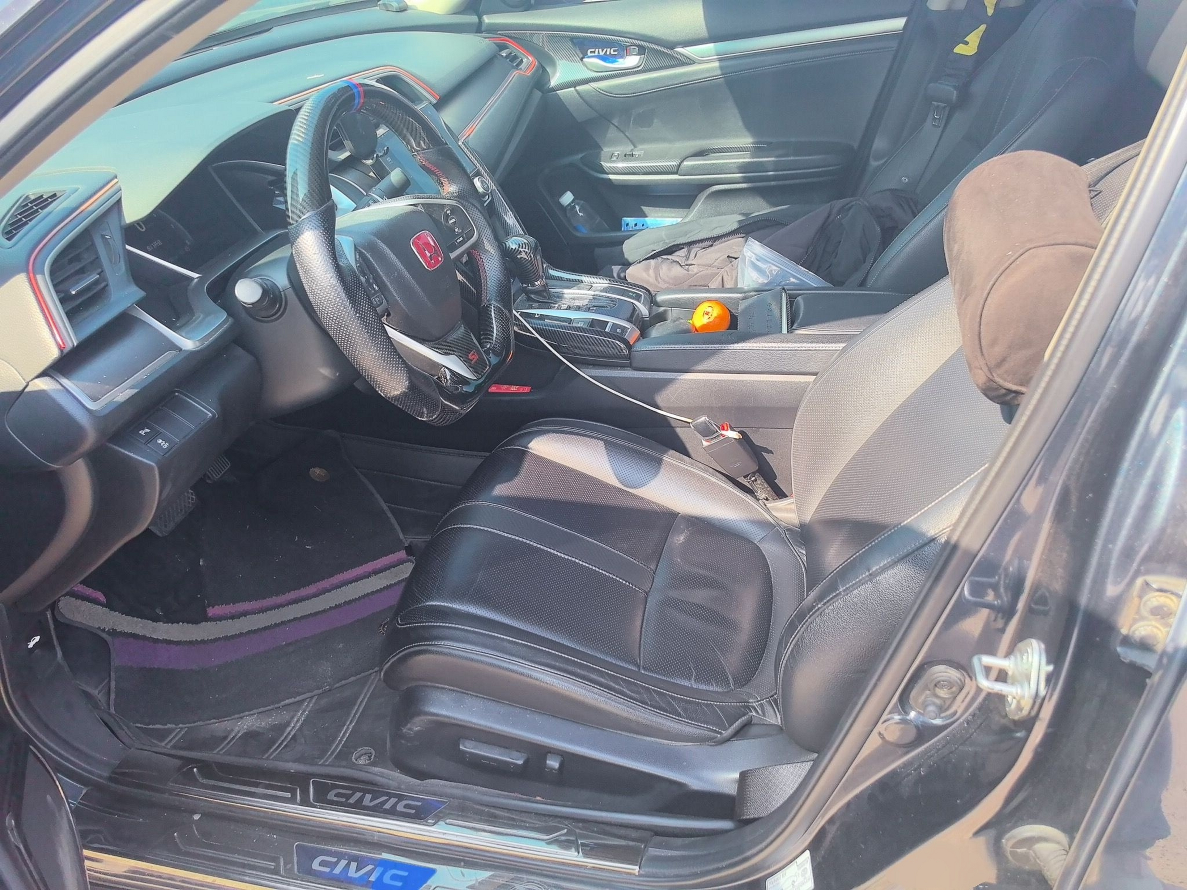 Переднее сиденье в автомобиле