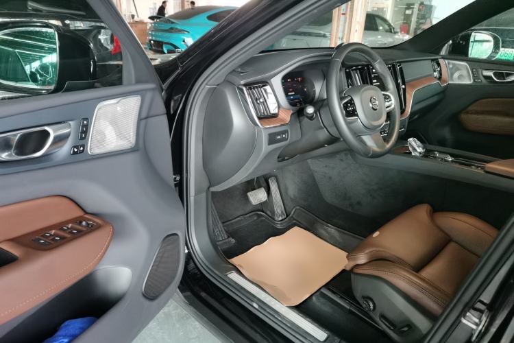 Used Volvo XC60 New Energy 2025 Plug-in Hybrid Long-Range All-Wheel Drive Smart Luxury Edition
