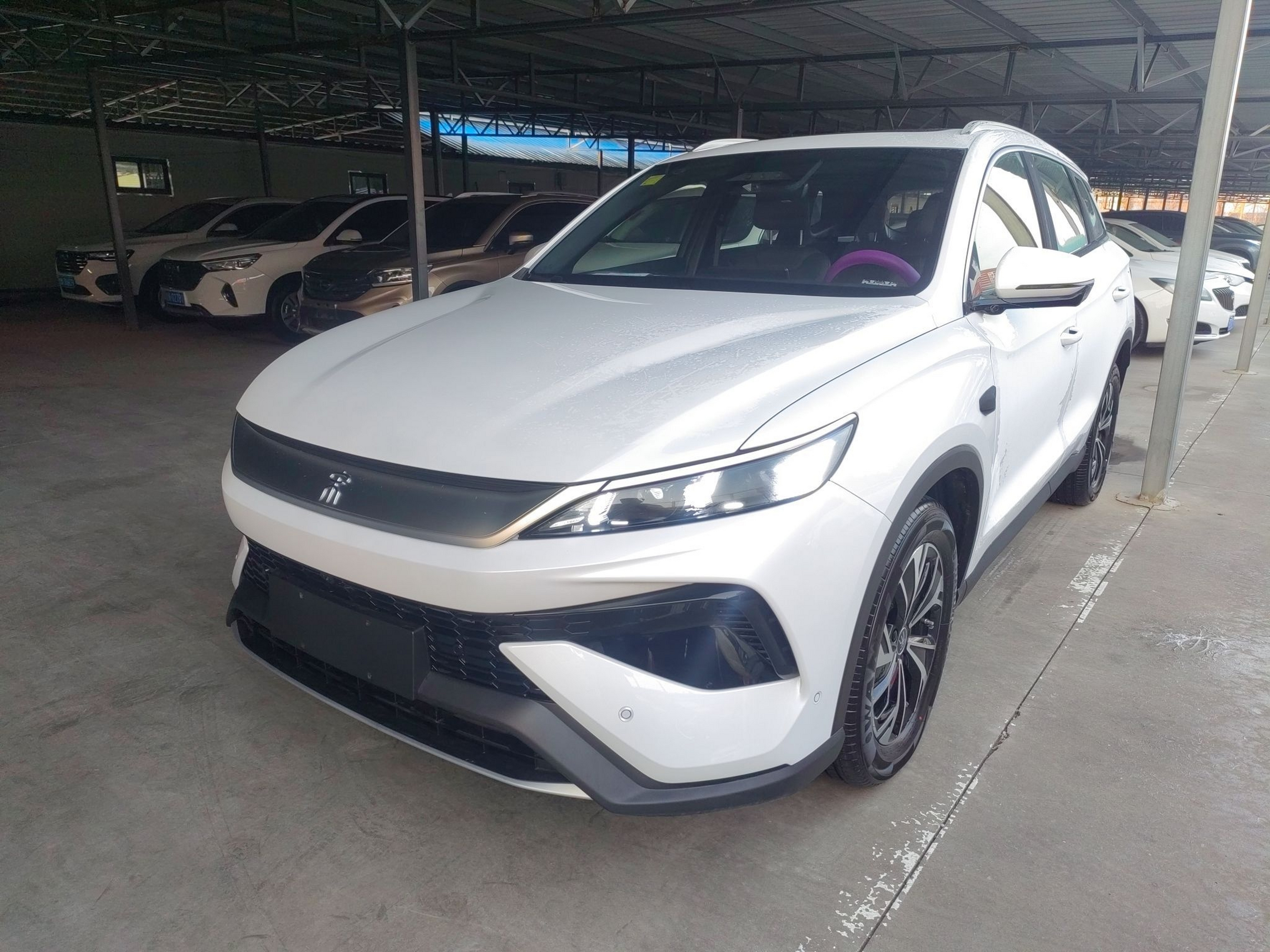 تحت مقدمة السيارة