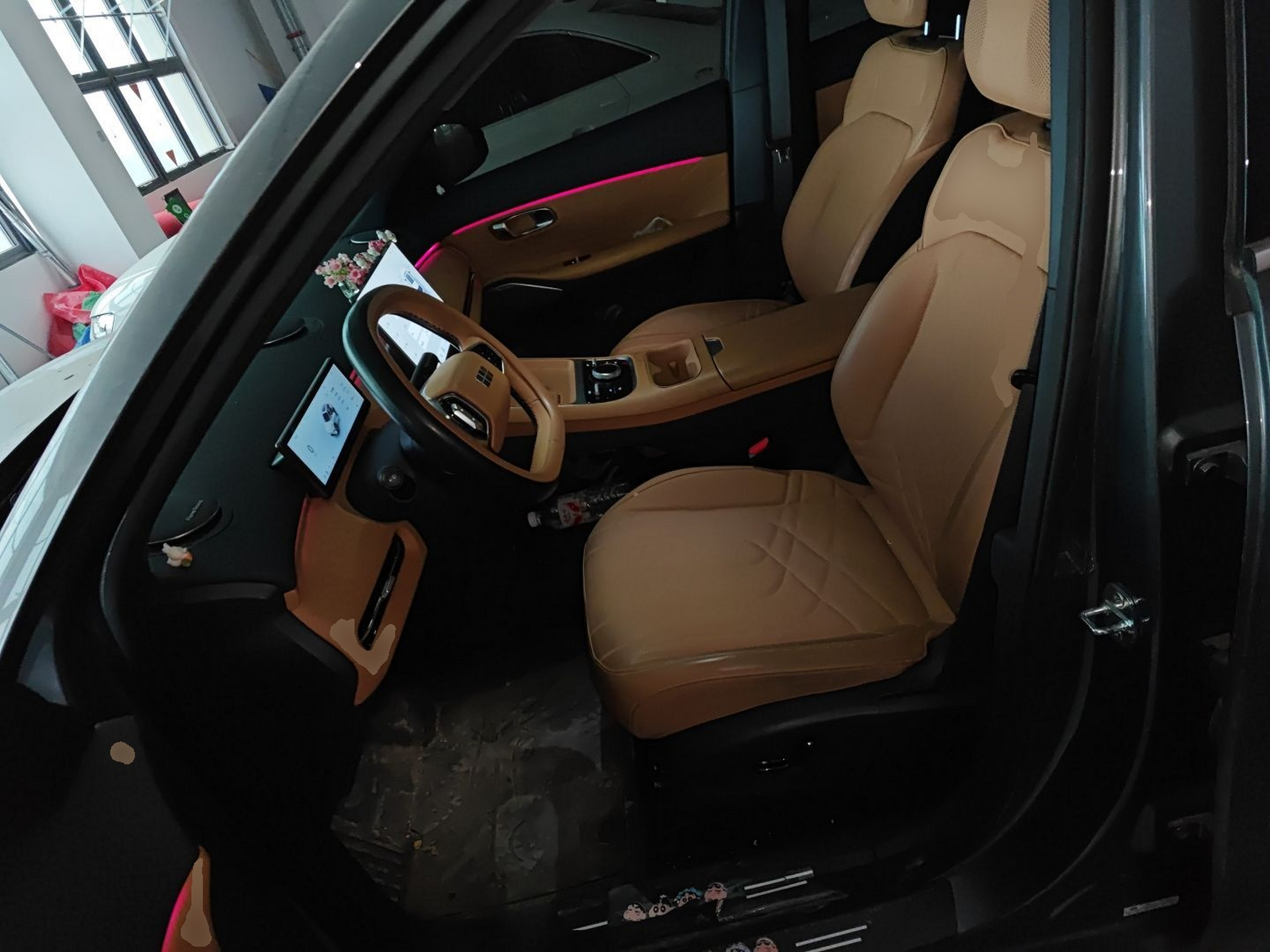 المقاعد الأمامية داخل السيارة