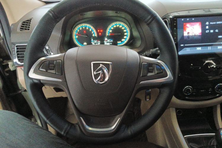 Used Baojun 730 2014 1.5L manual luxury trim 7 seats
