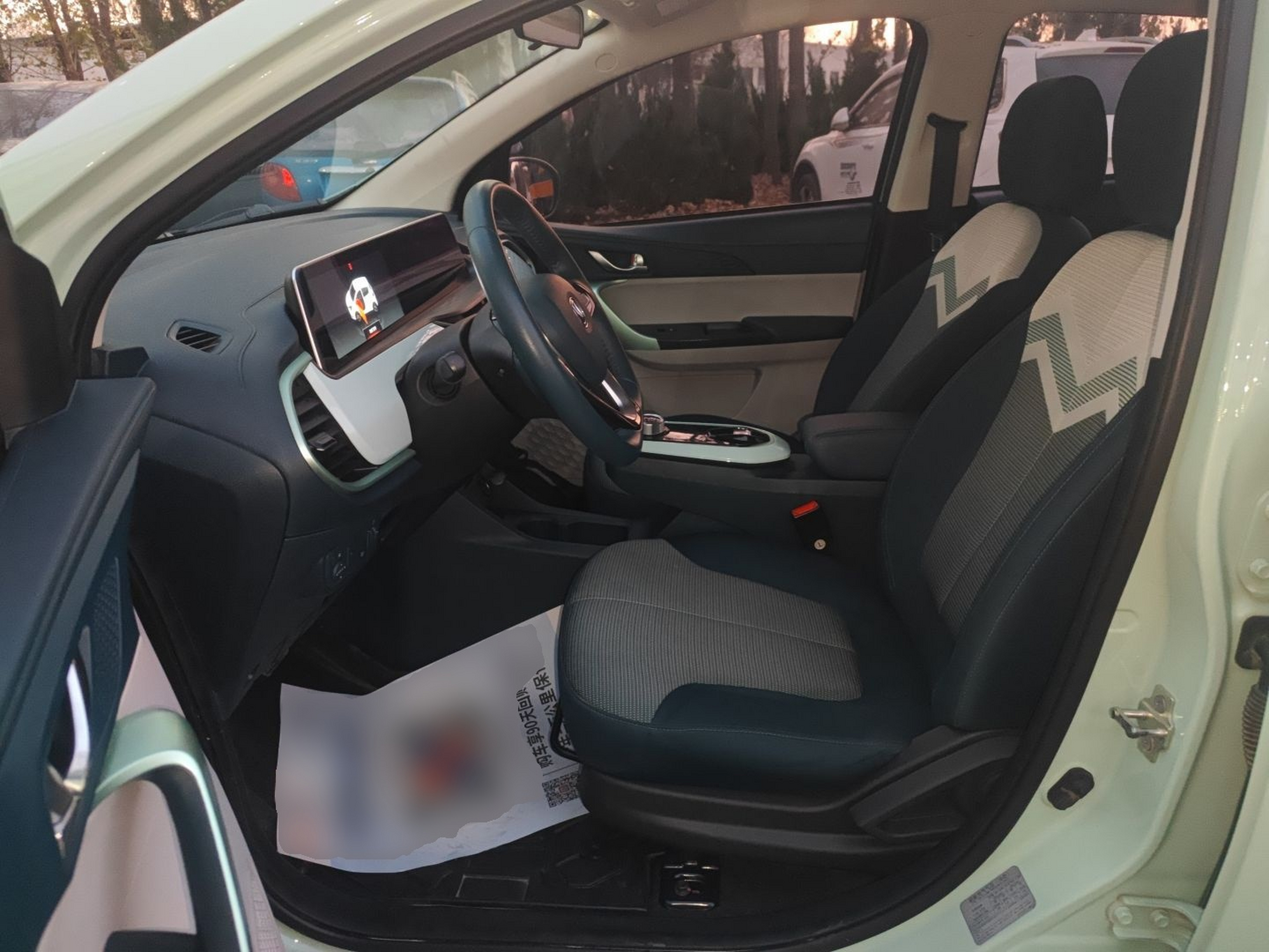 المقاعد الأمامية داخل السيارة