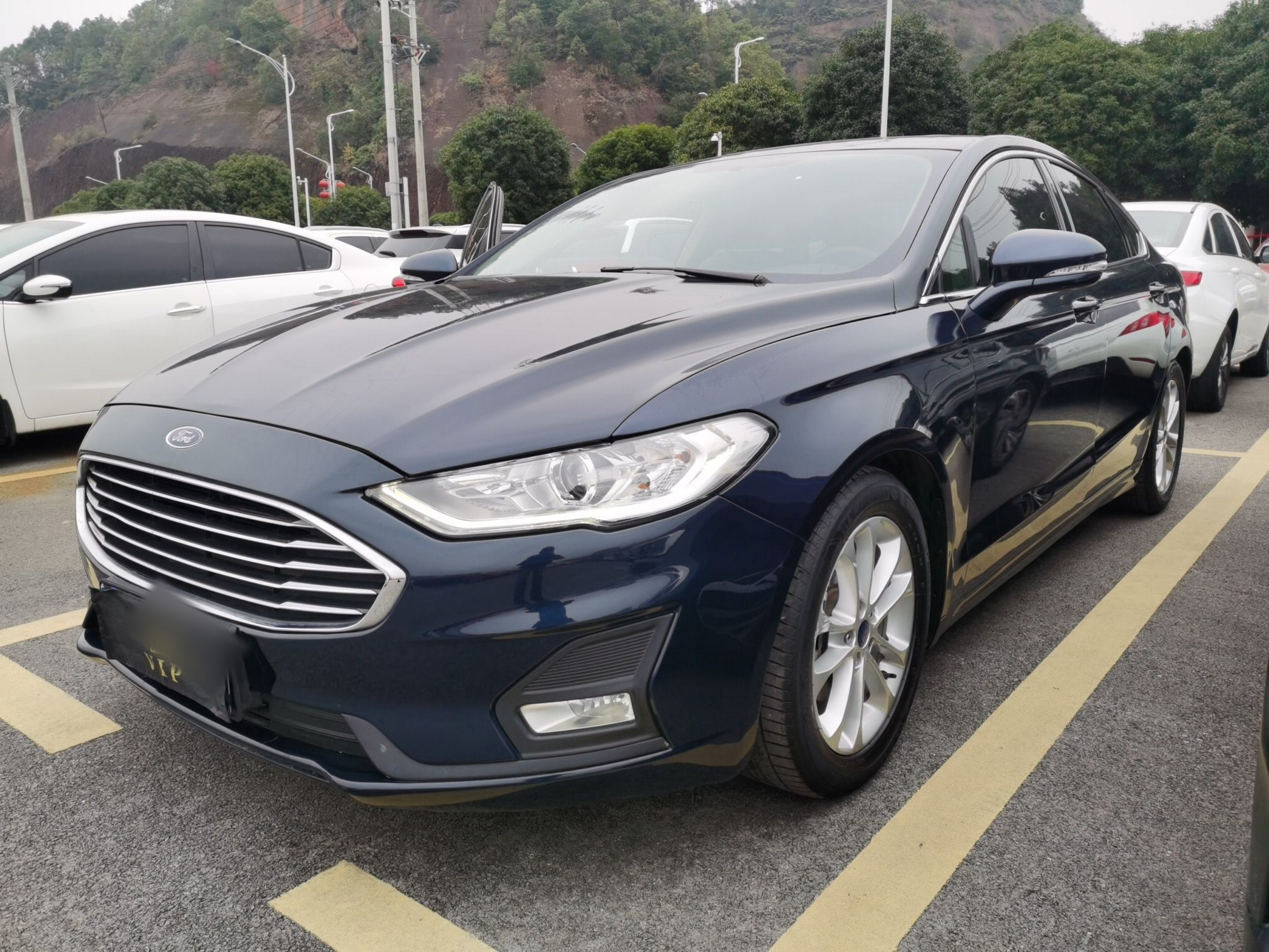 تحت مقدمة السيارة