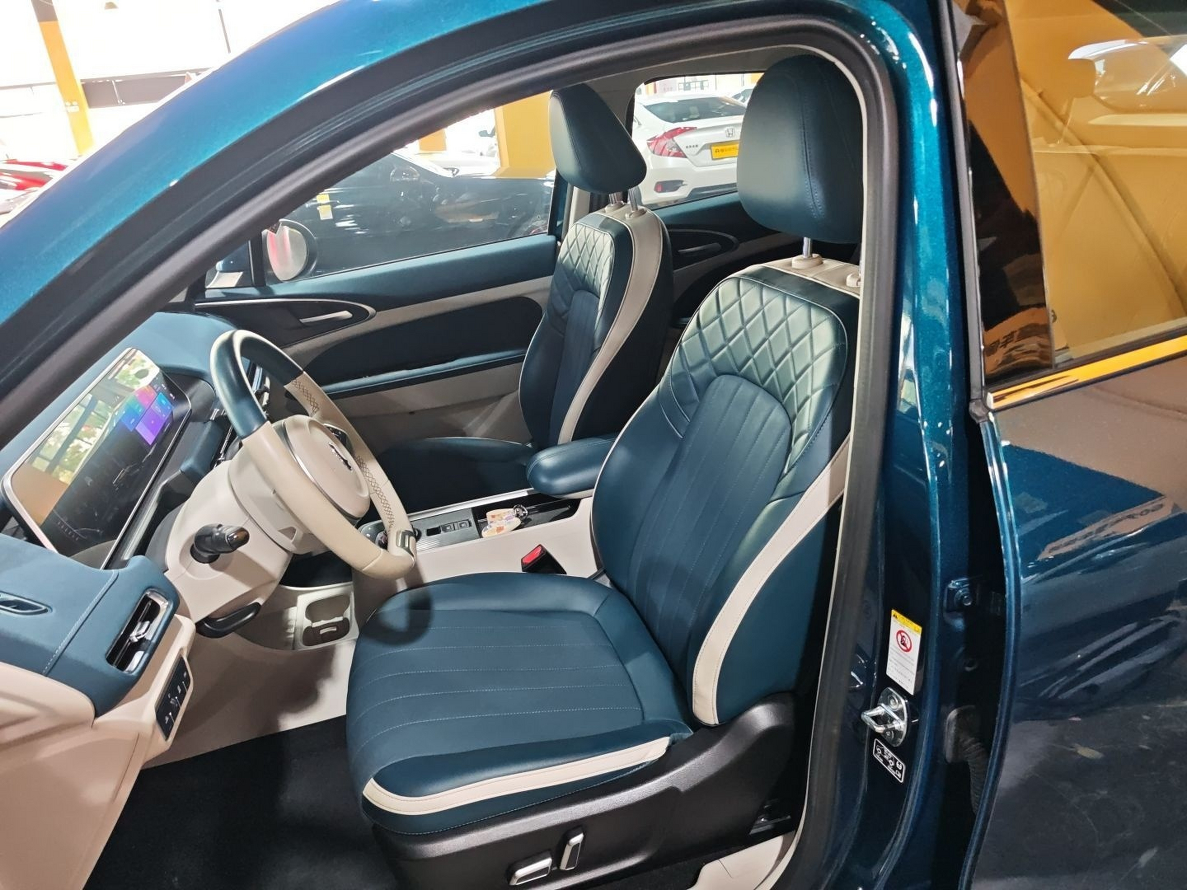 Переднее сиденье в автомобиле