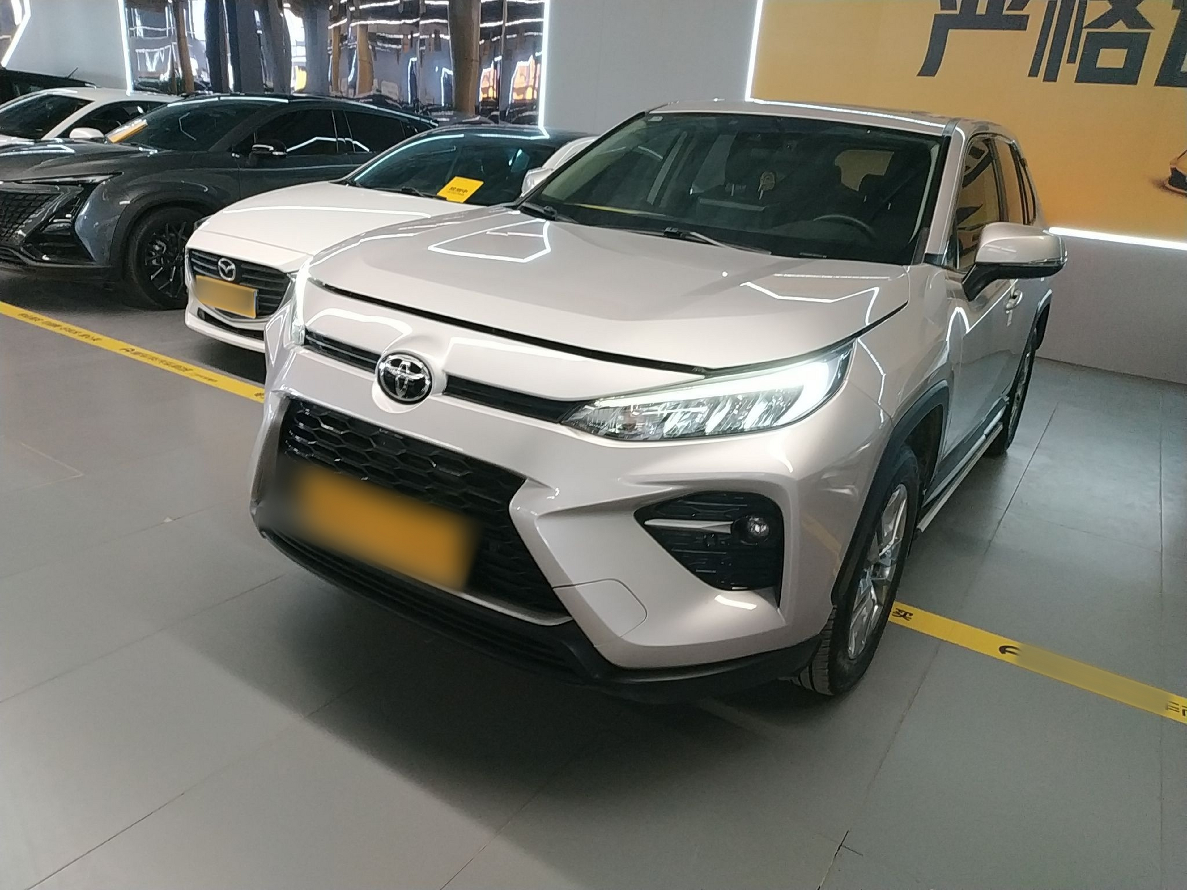 Под передней частью автомобиля