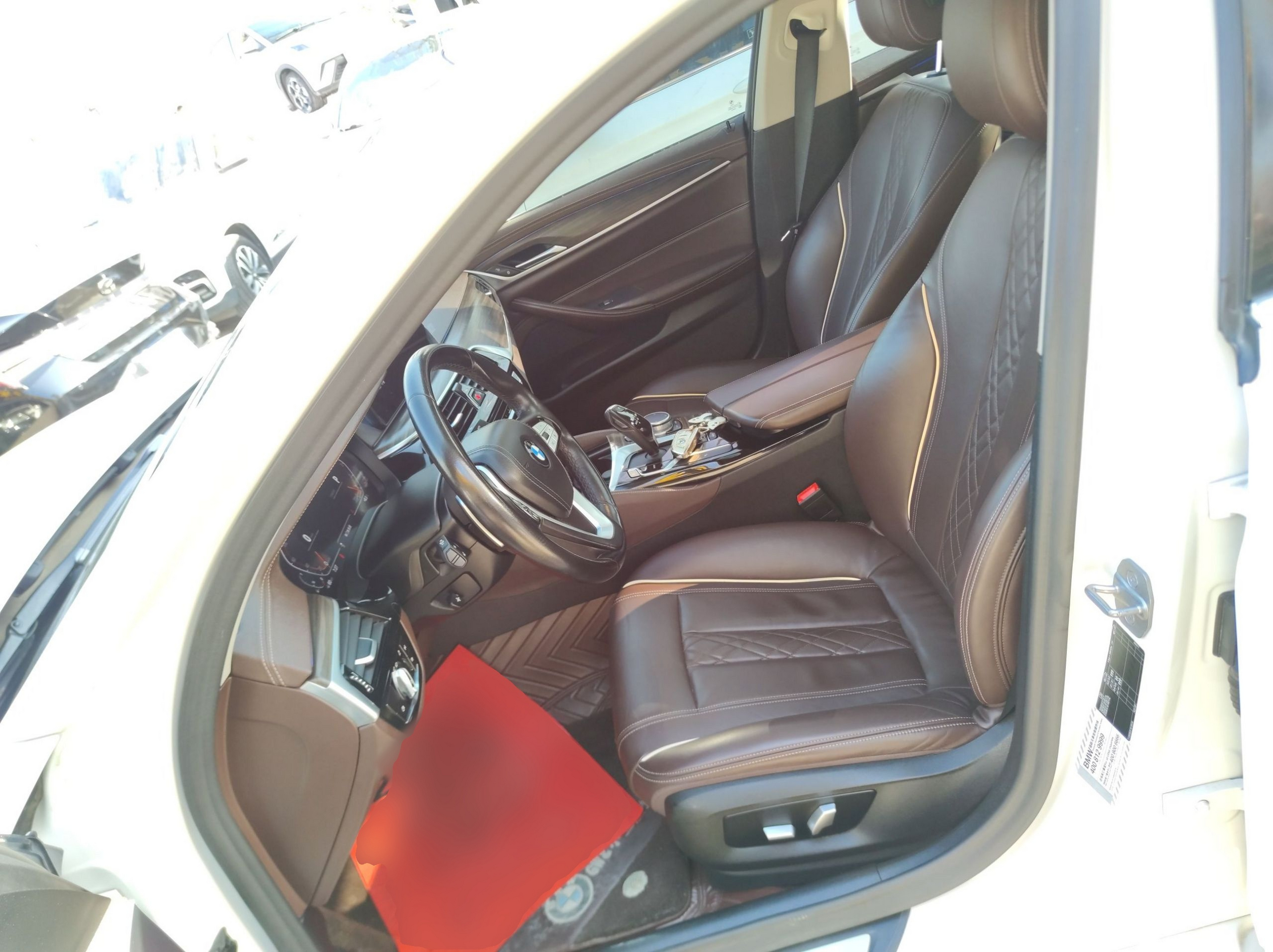 المقاعد الأمامية داخل السيارة