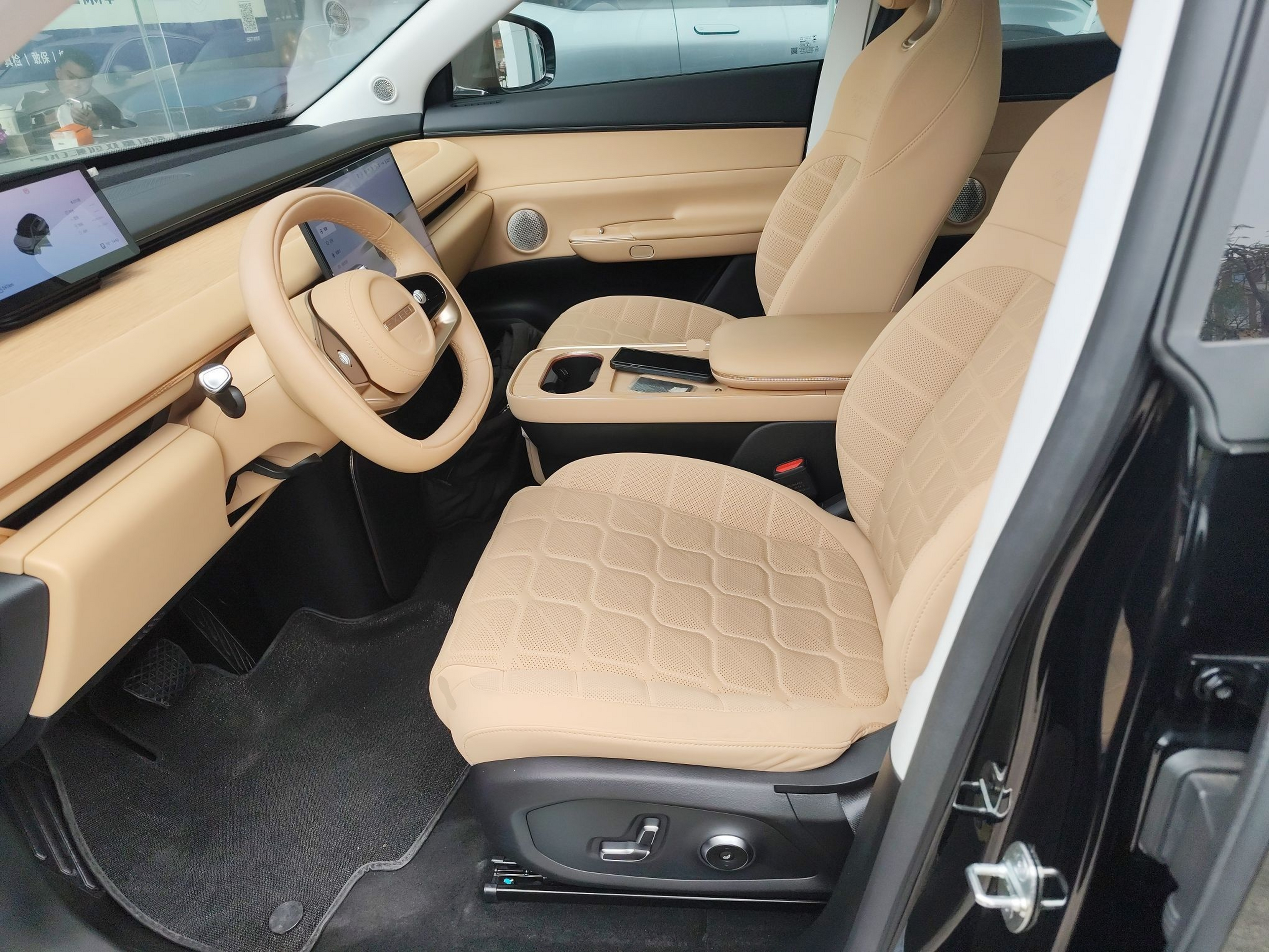 Переднее сиденье в автомобиле