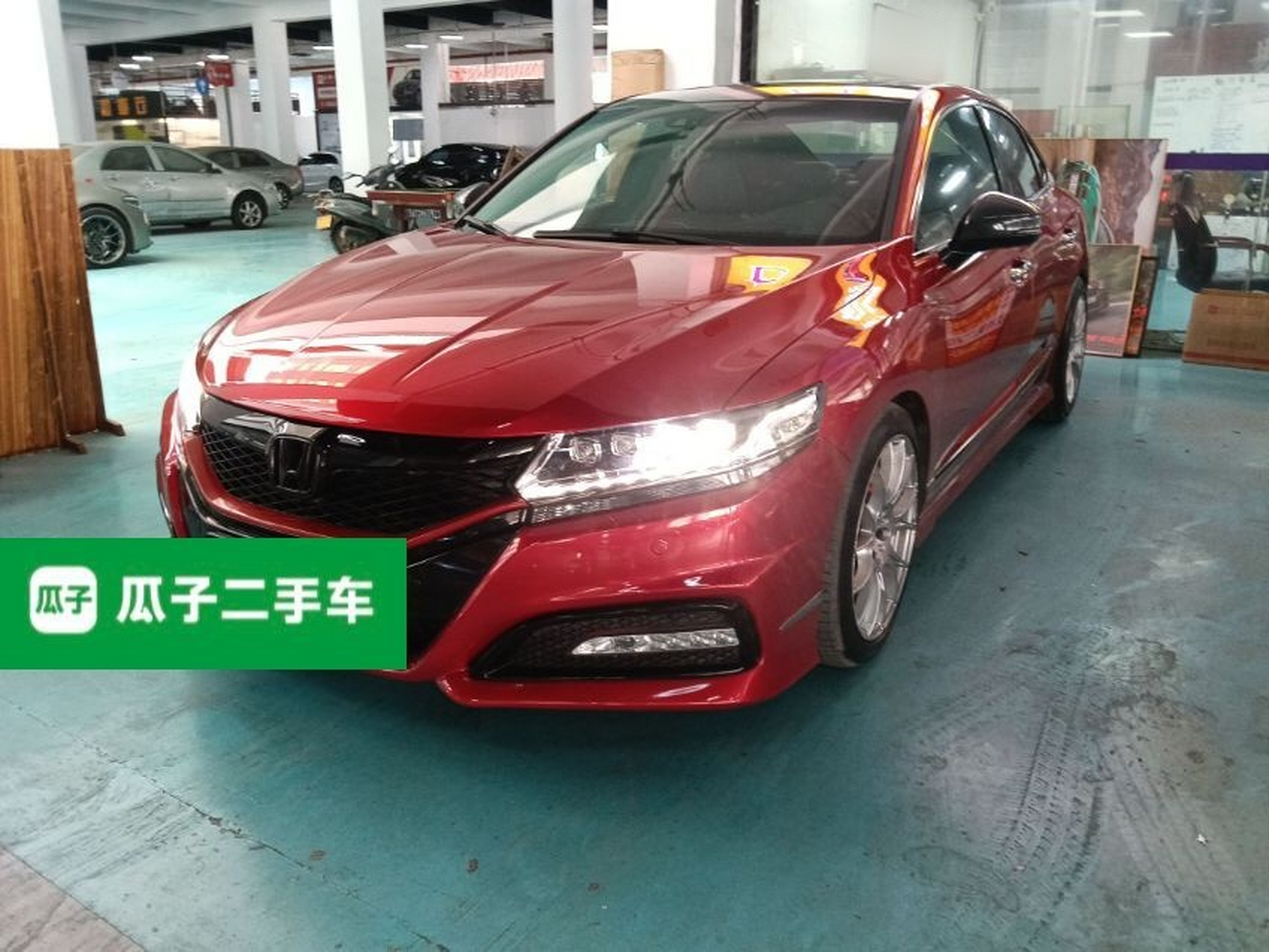 تحت مقدمة السيارة