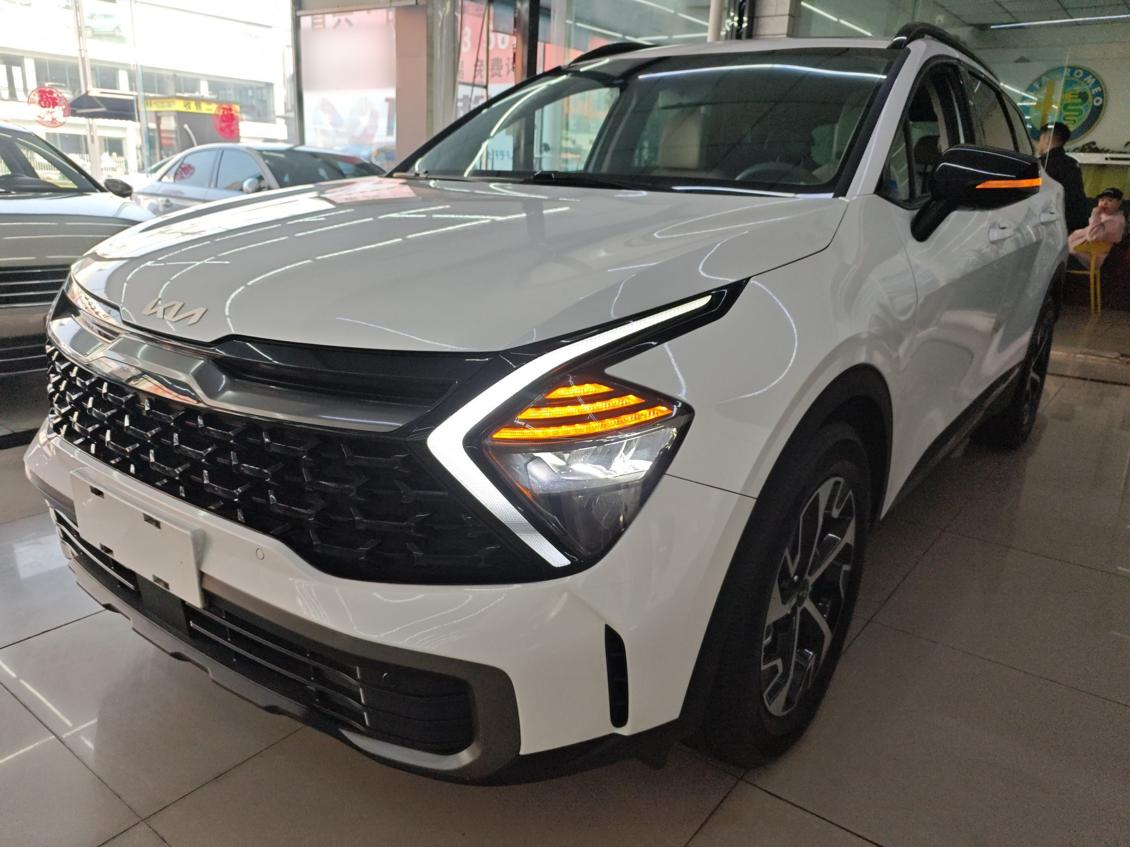 تحت مقدمة السيارة