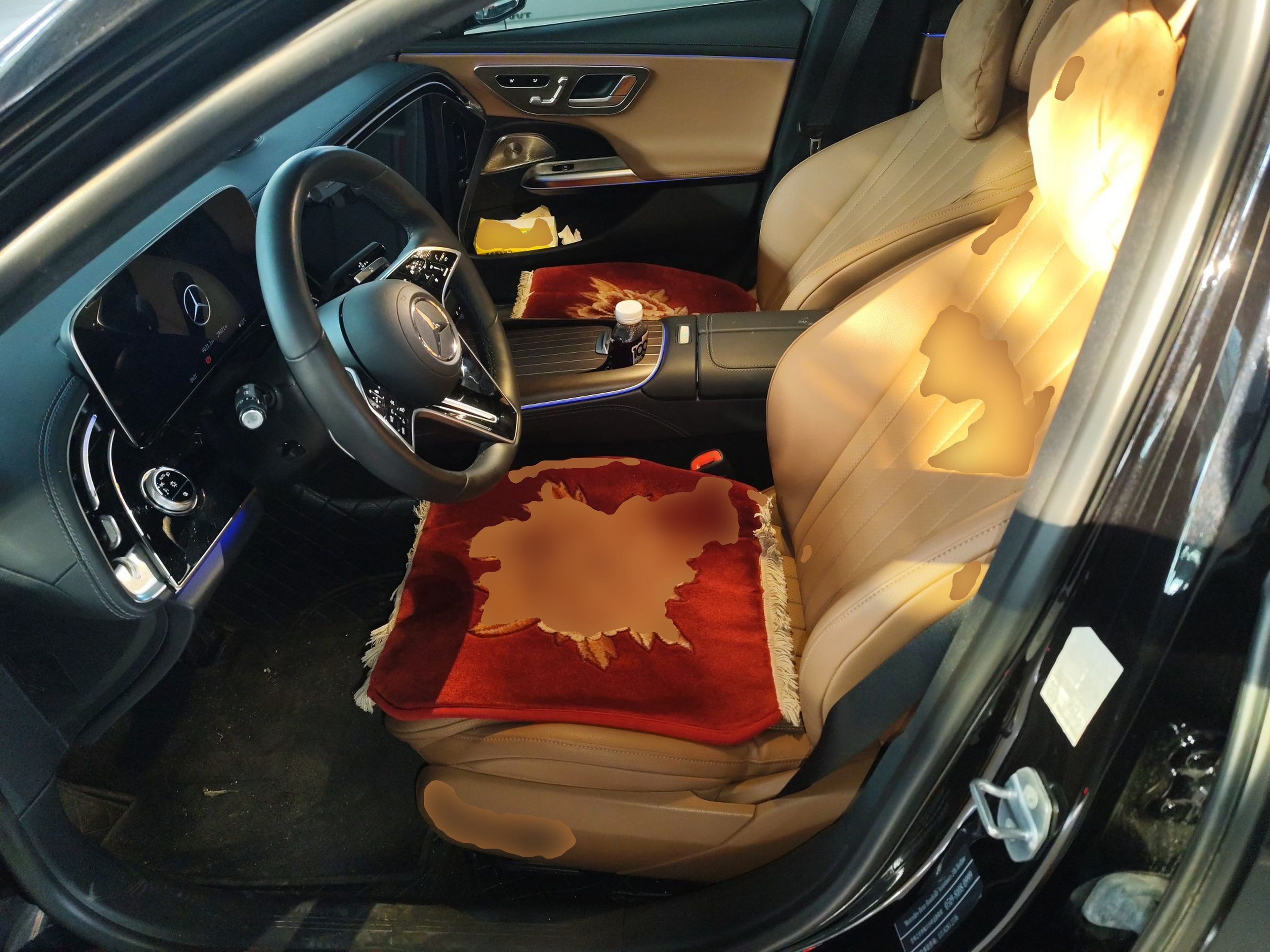 المقاعد الأمامية داخل السيارة