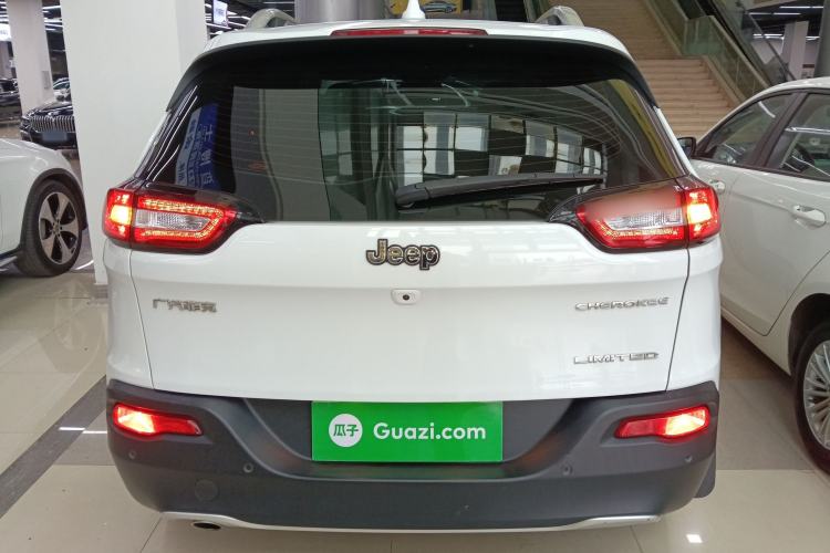 Used  Cherokee 2020 2.0L Two-Wheel Drive Classic Sports Edition
