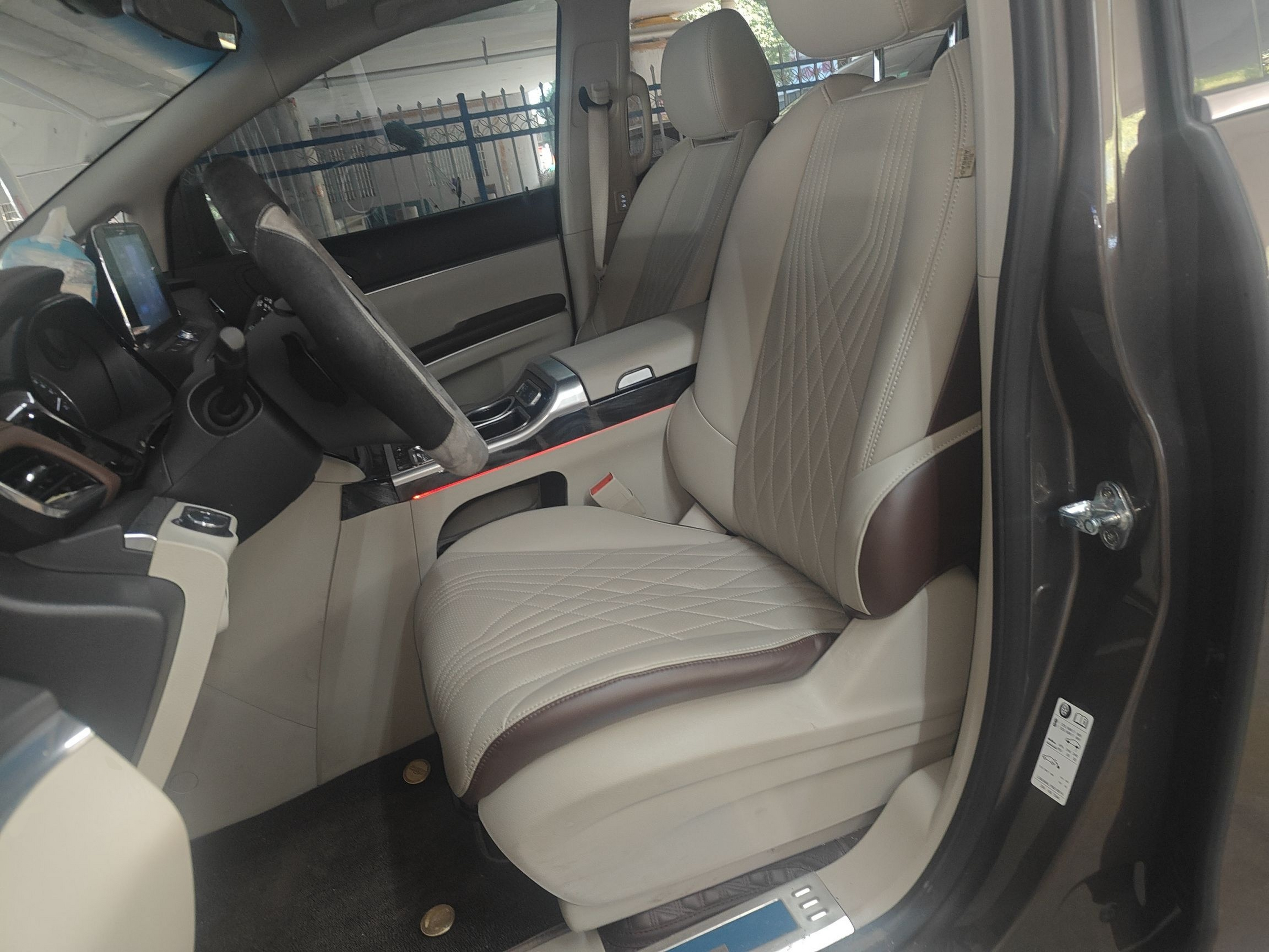 Переднее сиденье в автомобиле