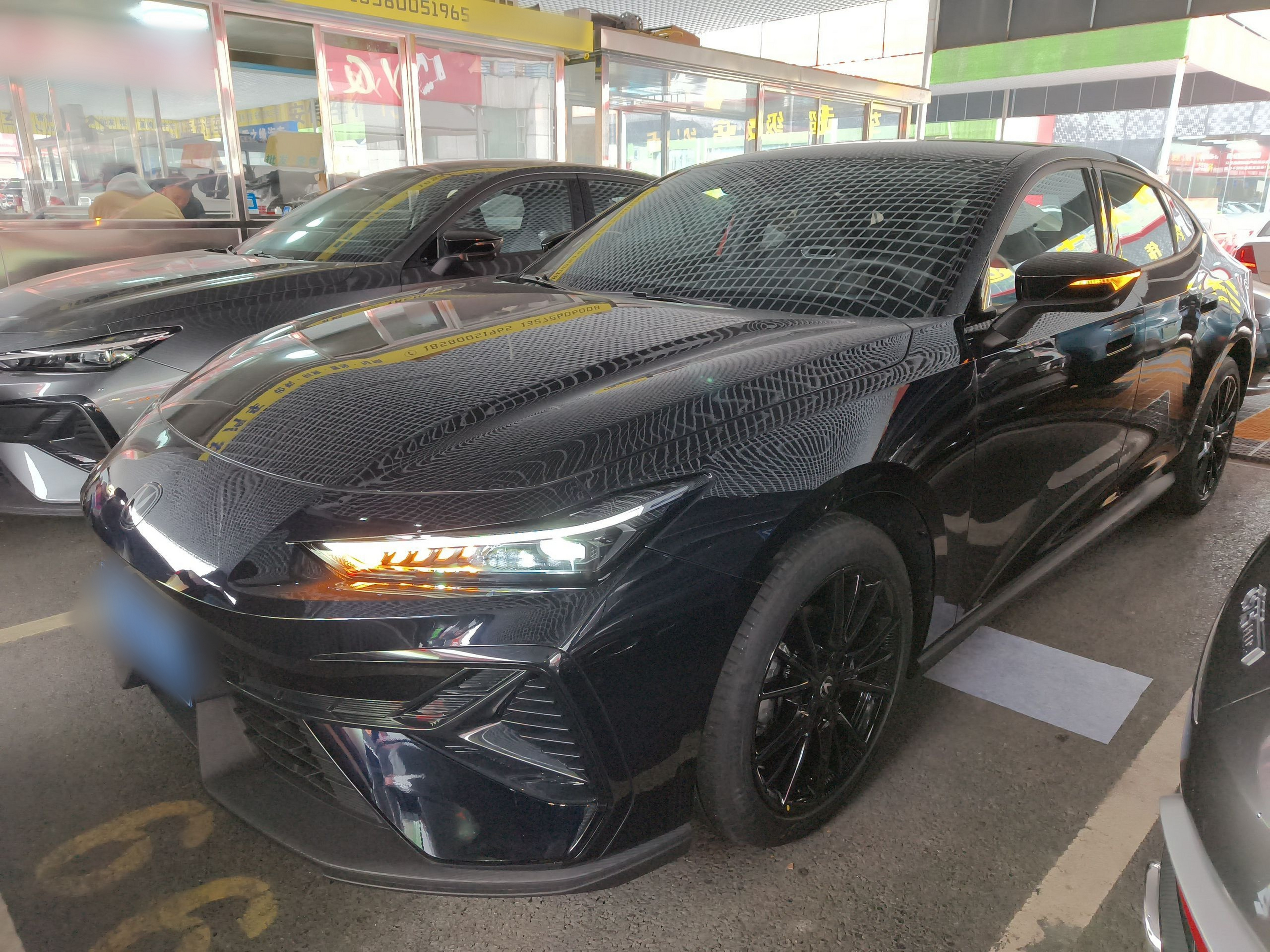 تحت مقدمة السيارة