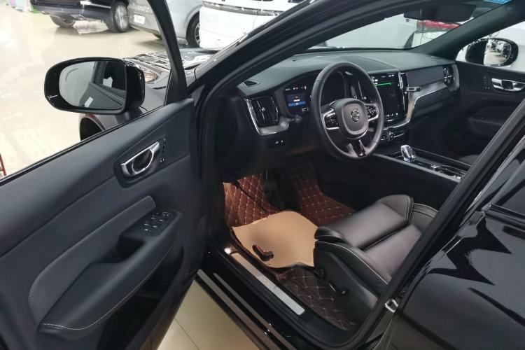 Used Volvo XC60 New Energy 2025 Plug-in Hybrid Long-Range All-Wheel Drive Zhiyuan Extreme Night Black Edition
