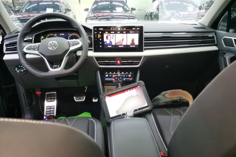 Used Volkswagen Tiguan L 2024 Outstanding Model 330TSI Automatic Two-Wheel Drive R-Line Dragon Glory Edition
