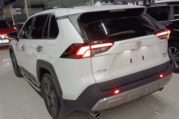 Used Toyota RAV4 2022 2.0L CVT 4x4 Fashion Edition
