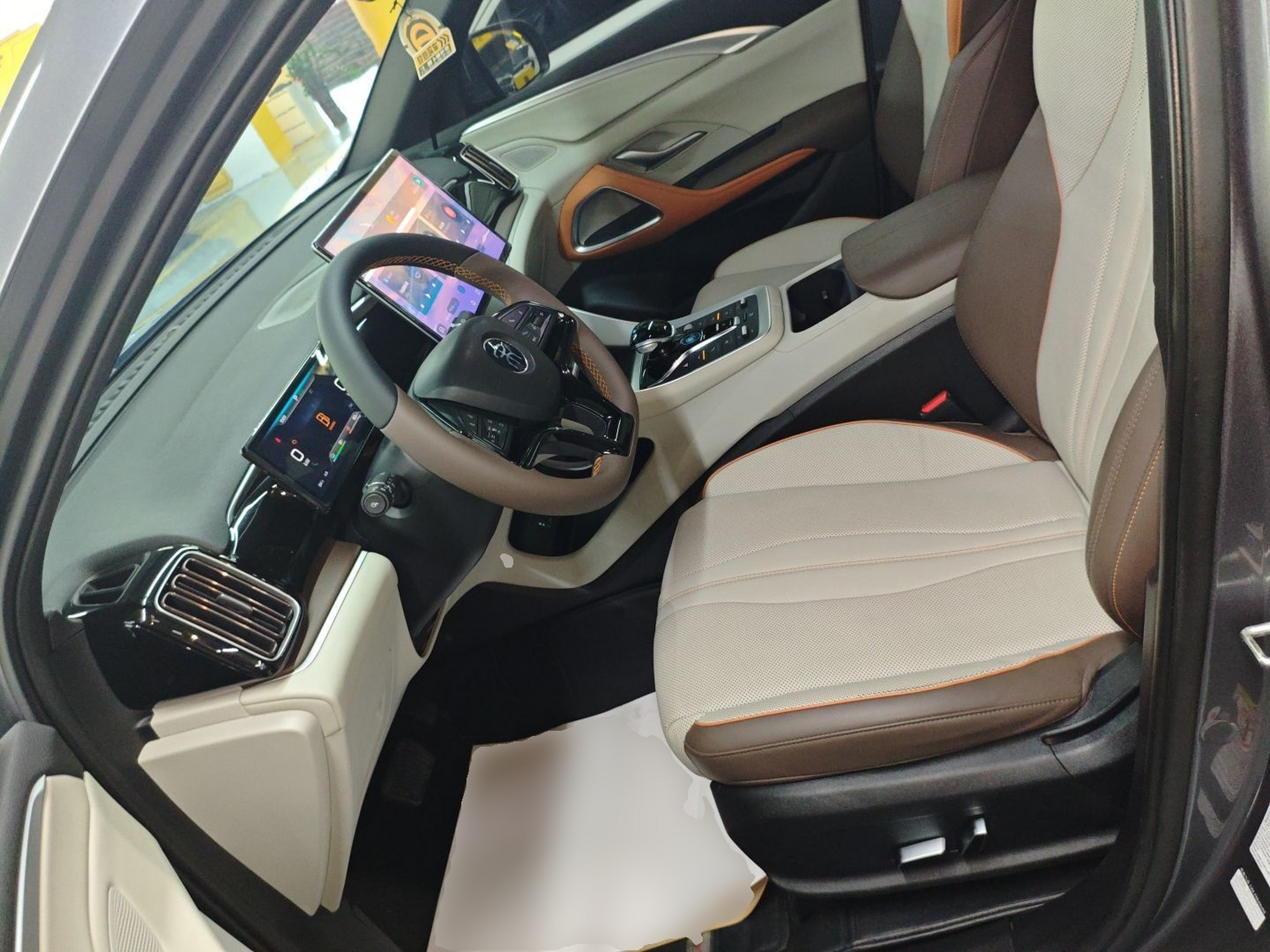 المقاعد الأمامية داخل السيارة